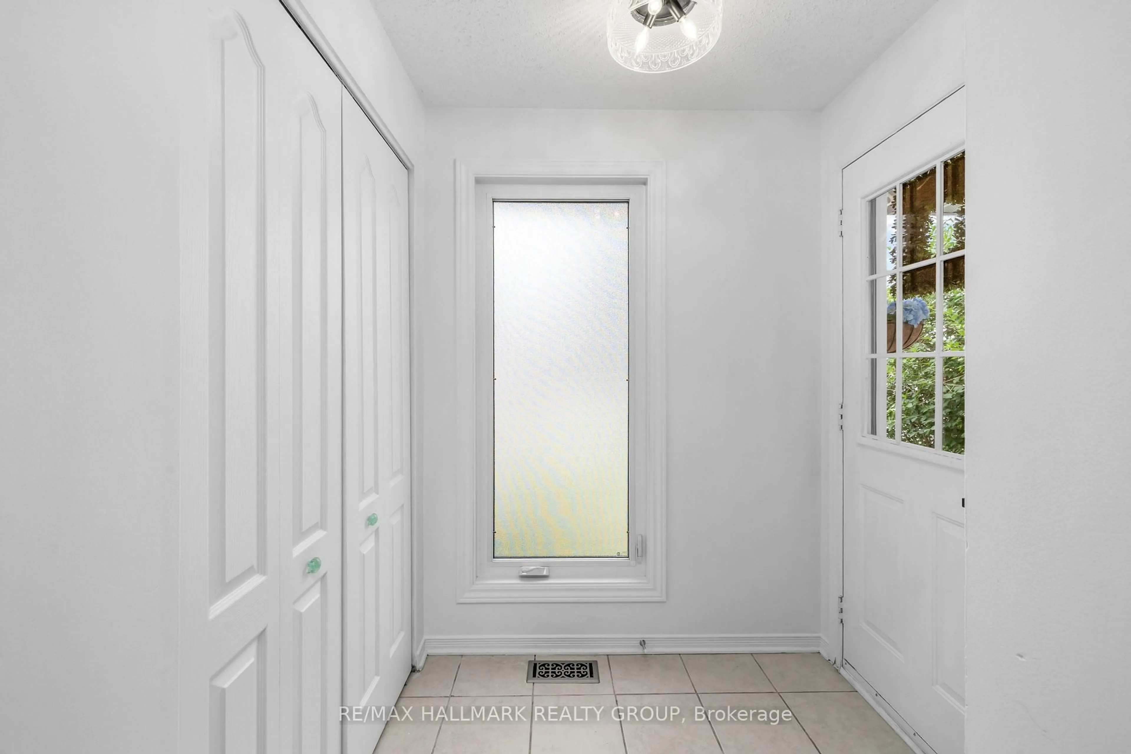 Indoor entryway for 652 Thicket Way, Ottawa Ontario K4A 3A7