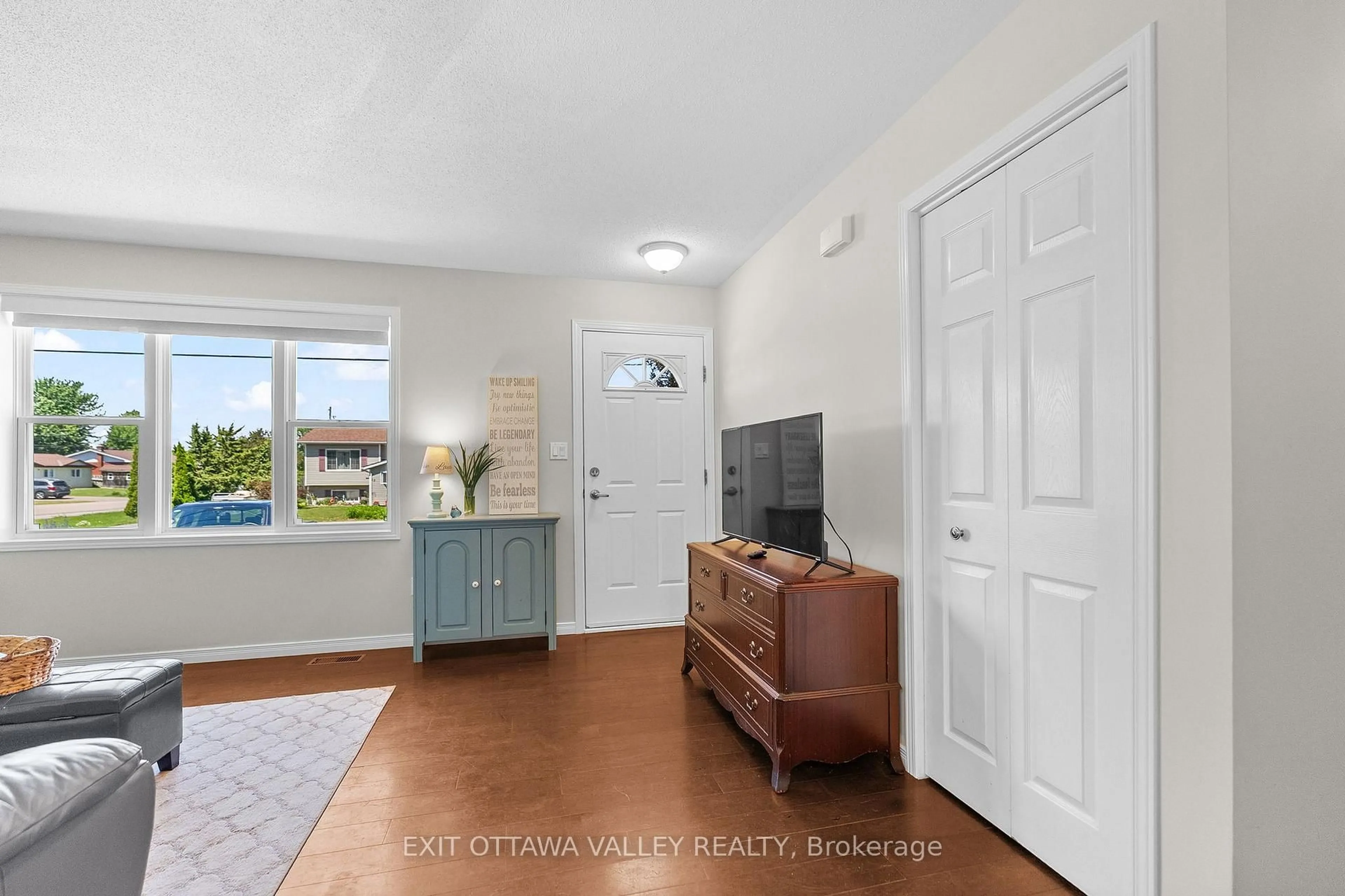 Indoor entryway for 19 Vera Cres, Beachburg Ontario K0J 1C0