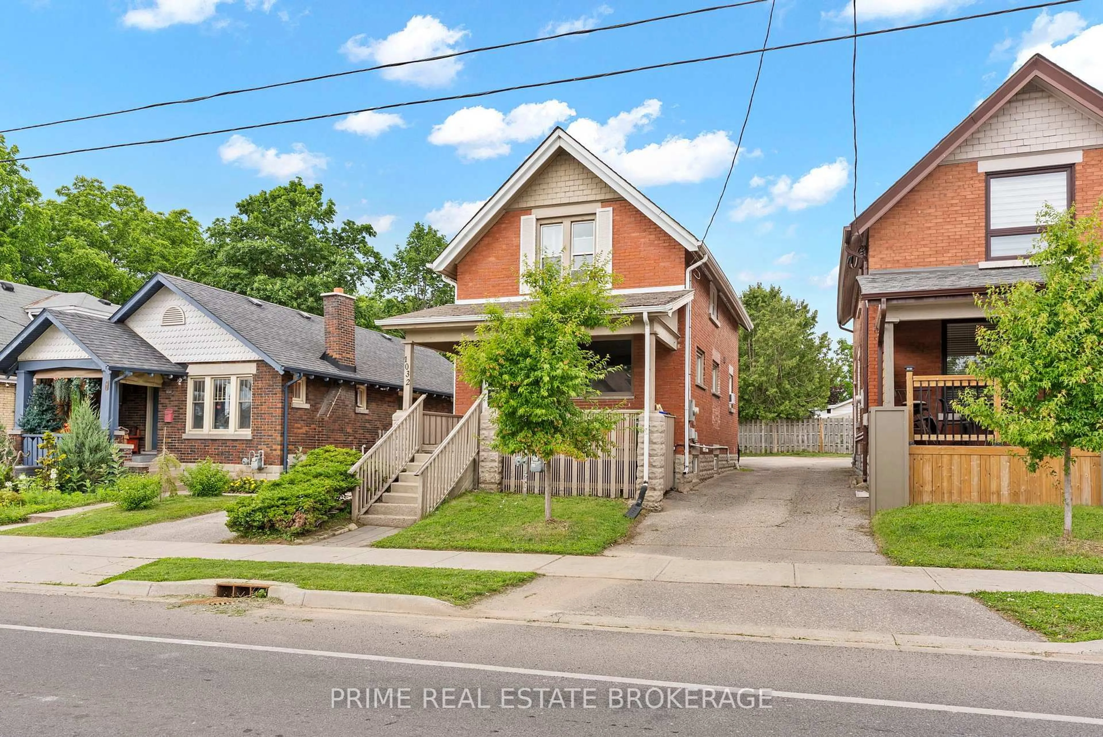 A pic from outside/outdoor area/front of a property/back of a property/a pic from drone, street for 1032 Trafalgar St, London East Ontario N5Z 1G4