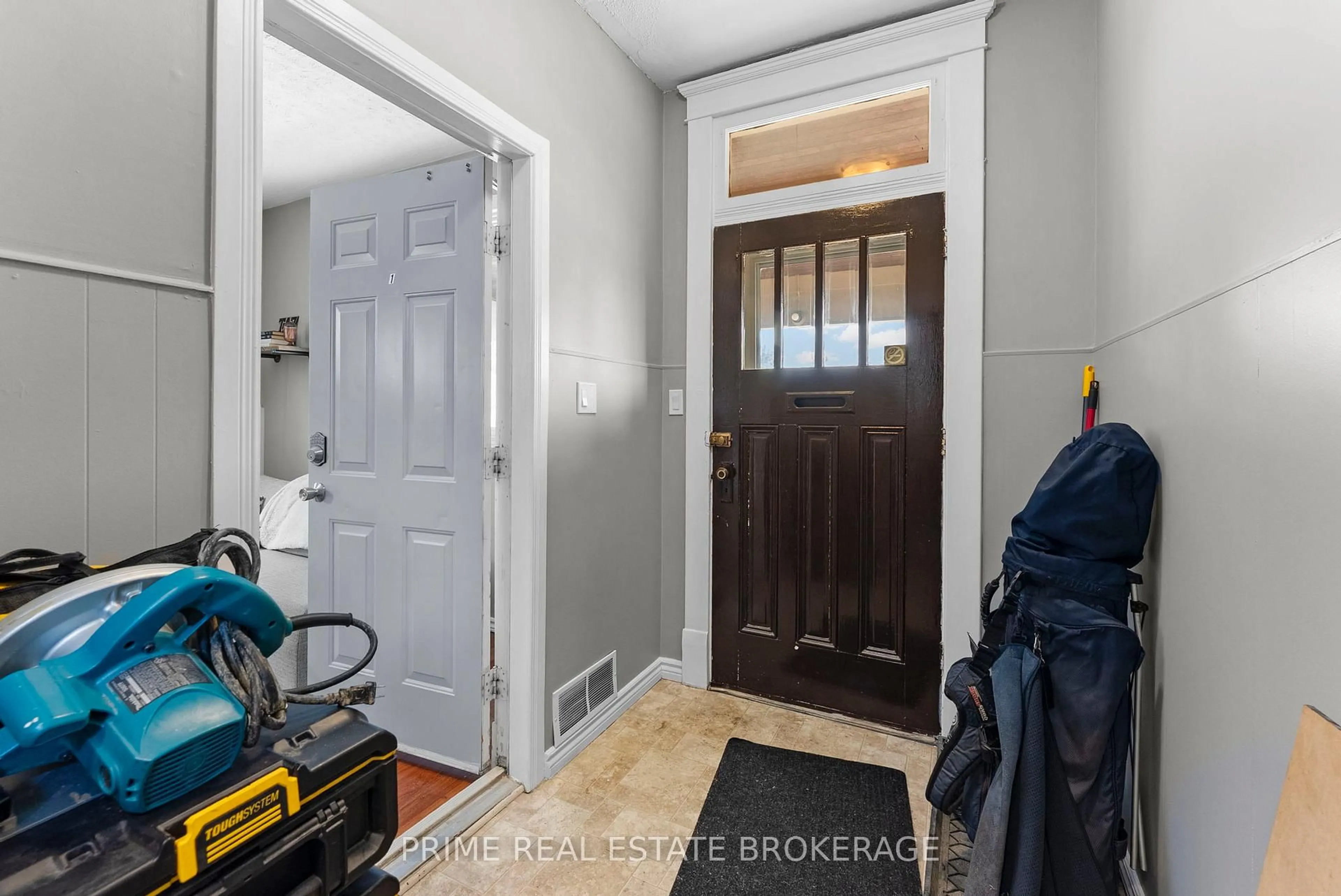 Indoor entryway for 1032 Trafalgar St, London East Ontario N5Z 1G4
