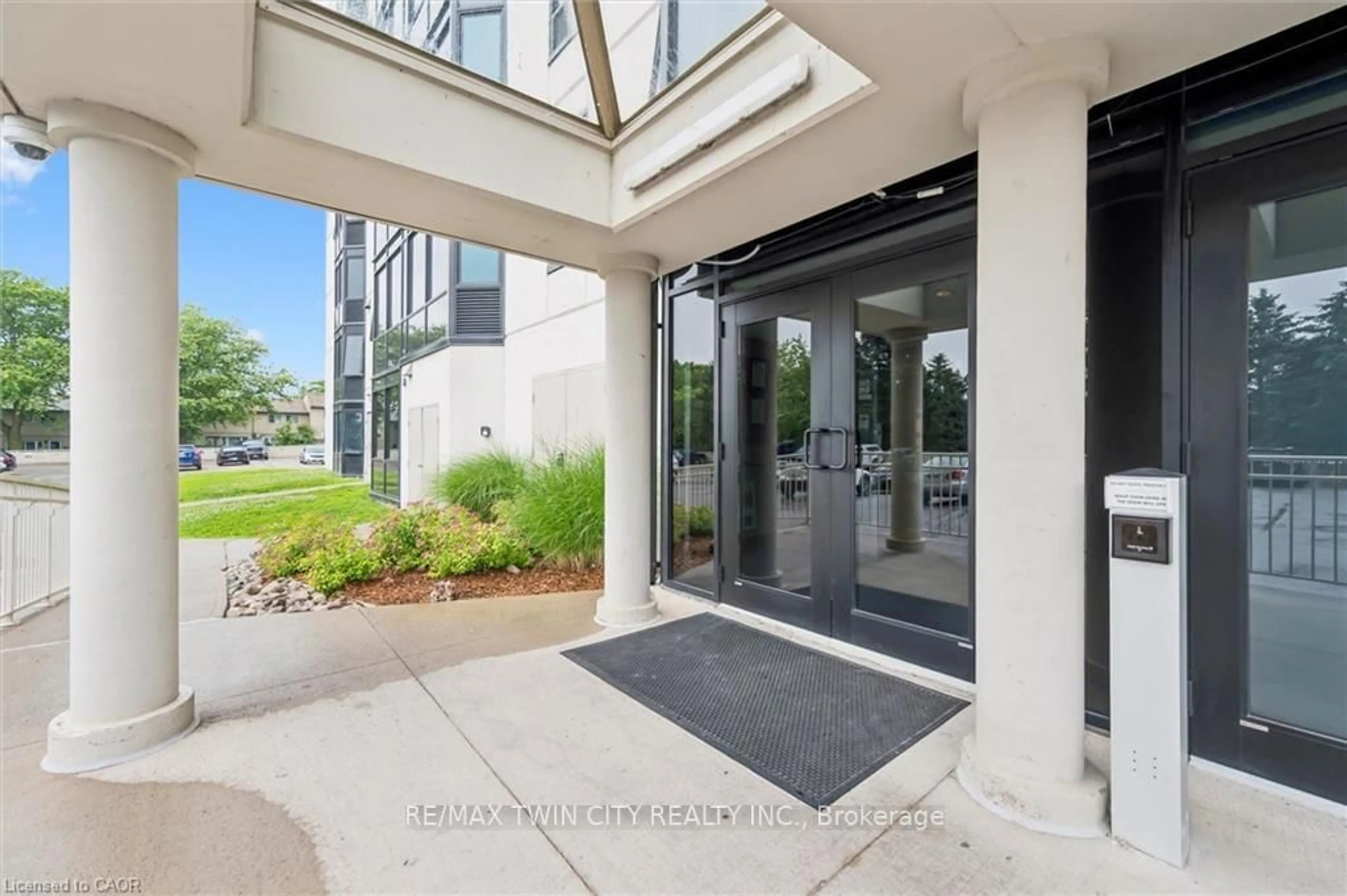 Indoor foyer for 35 Green Valley Dr #1603, Kitchener Ontario N2P 2A5