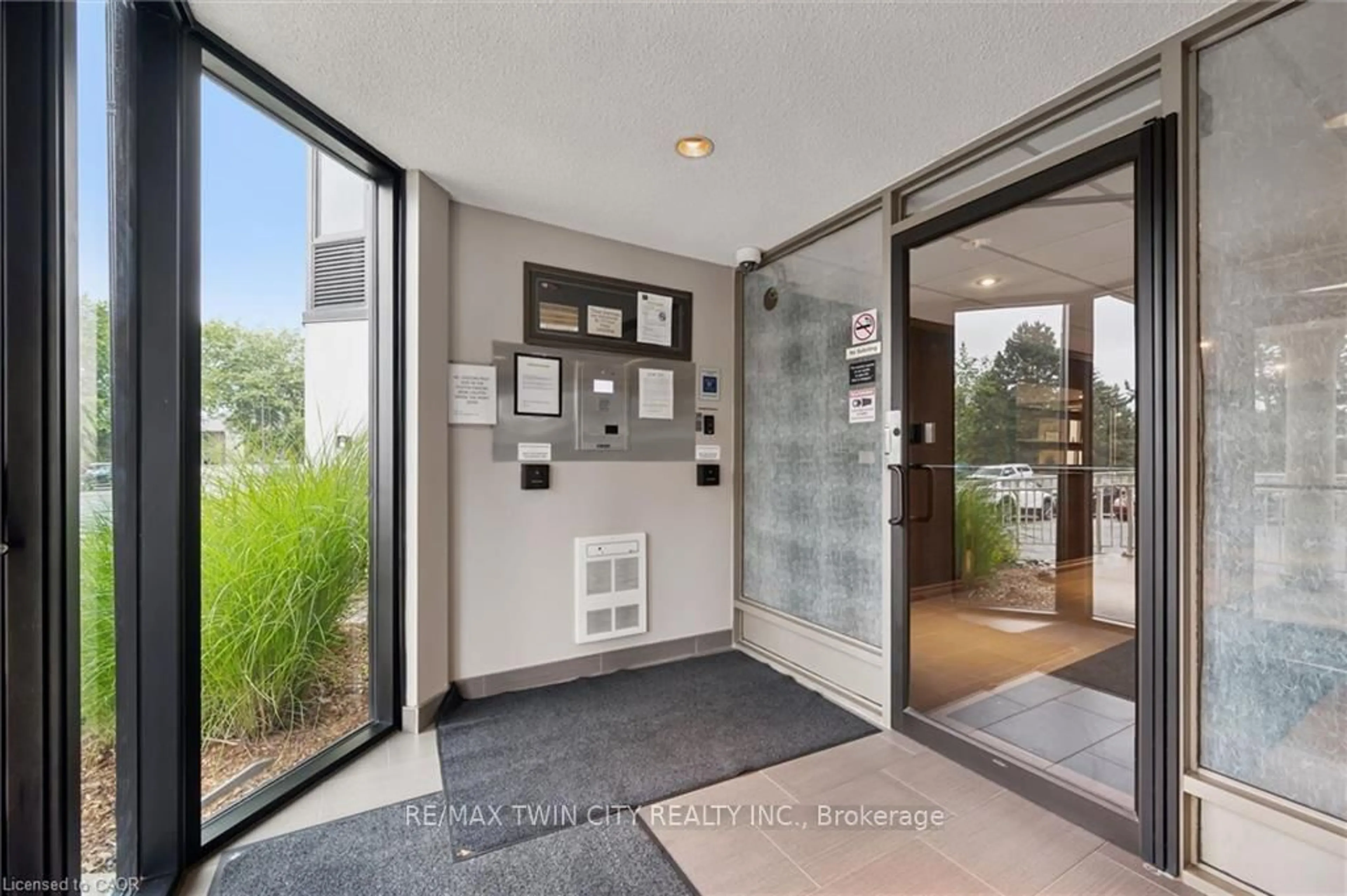 Indoor entryway for 35 Green Valley Dr #1603, Kitchener Ontario N2P 2A5