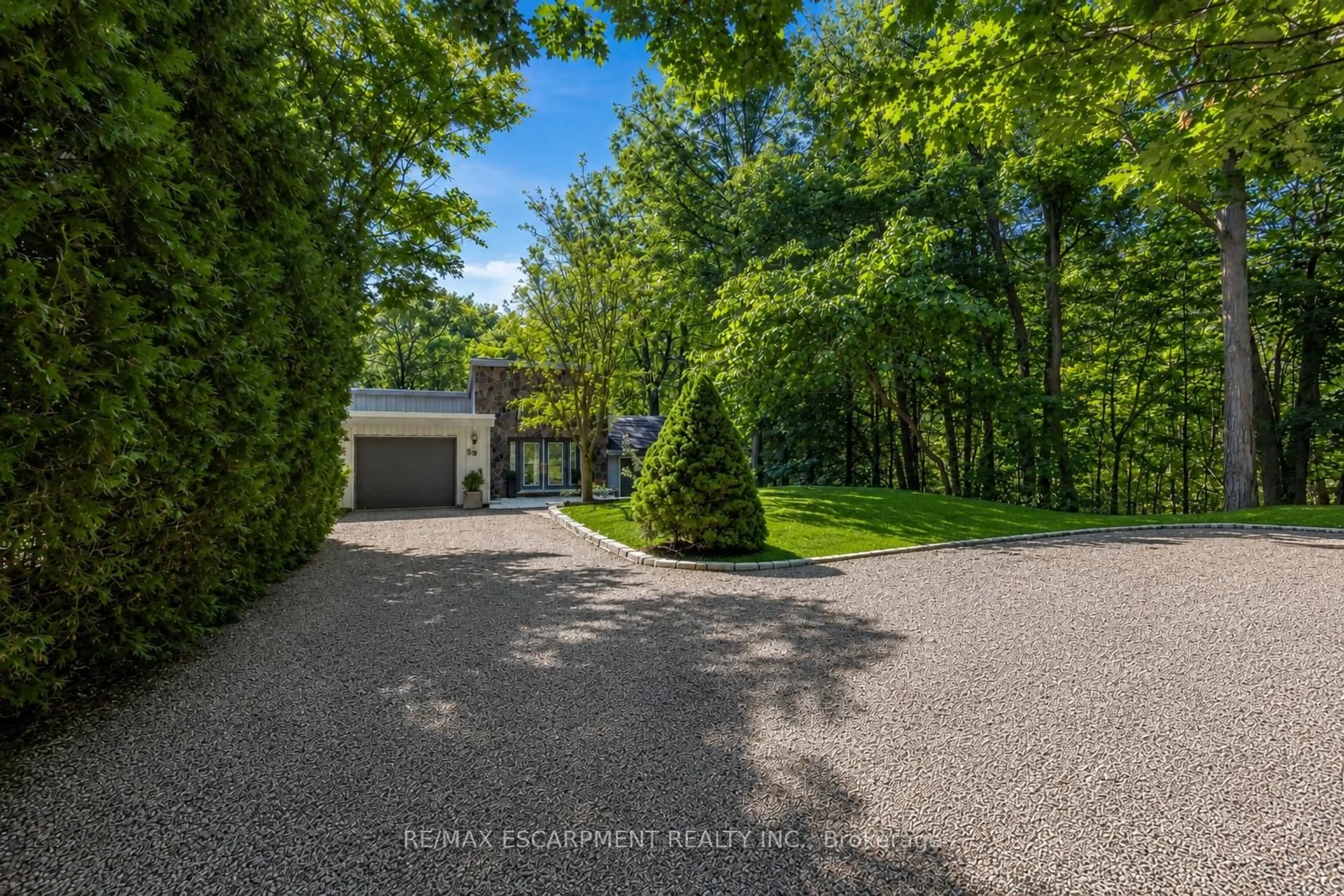 A pic from outside/outdoor area/front of a property/back of a property/a pic from drone, unknown for 59 Park Rd, Grimsby Ontario L3M 4E7