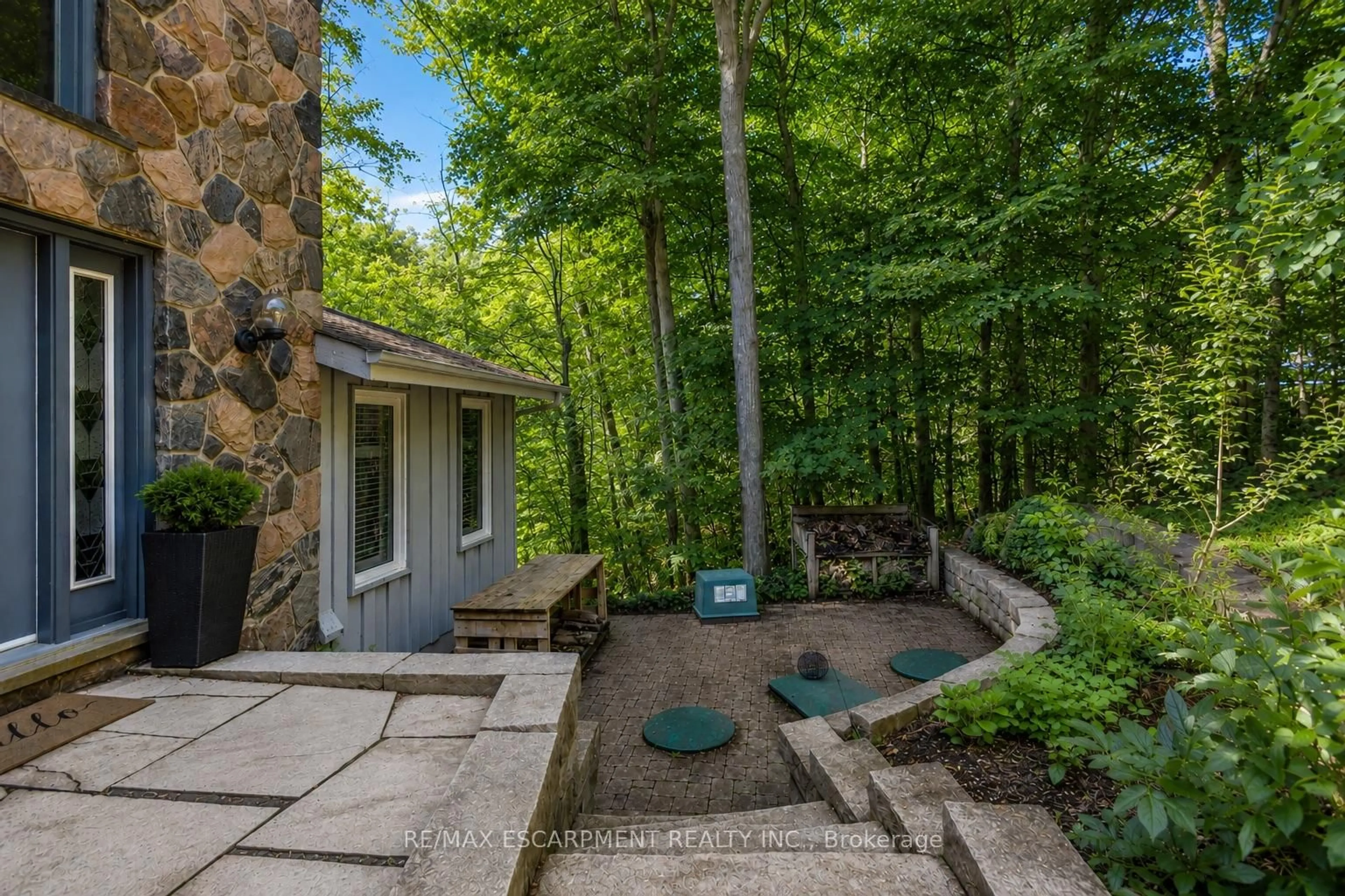 Patio, forest/trees view for 59 Park Rd, Grimsby Ontario L3M 4E7