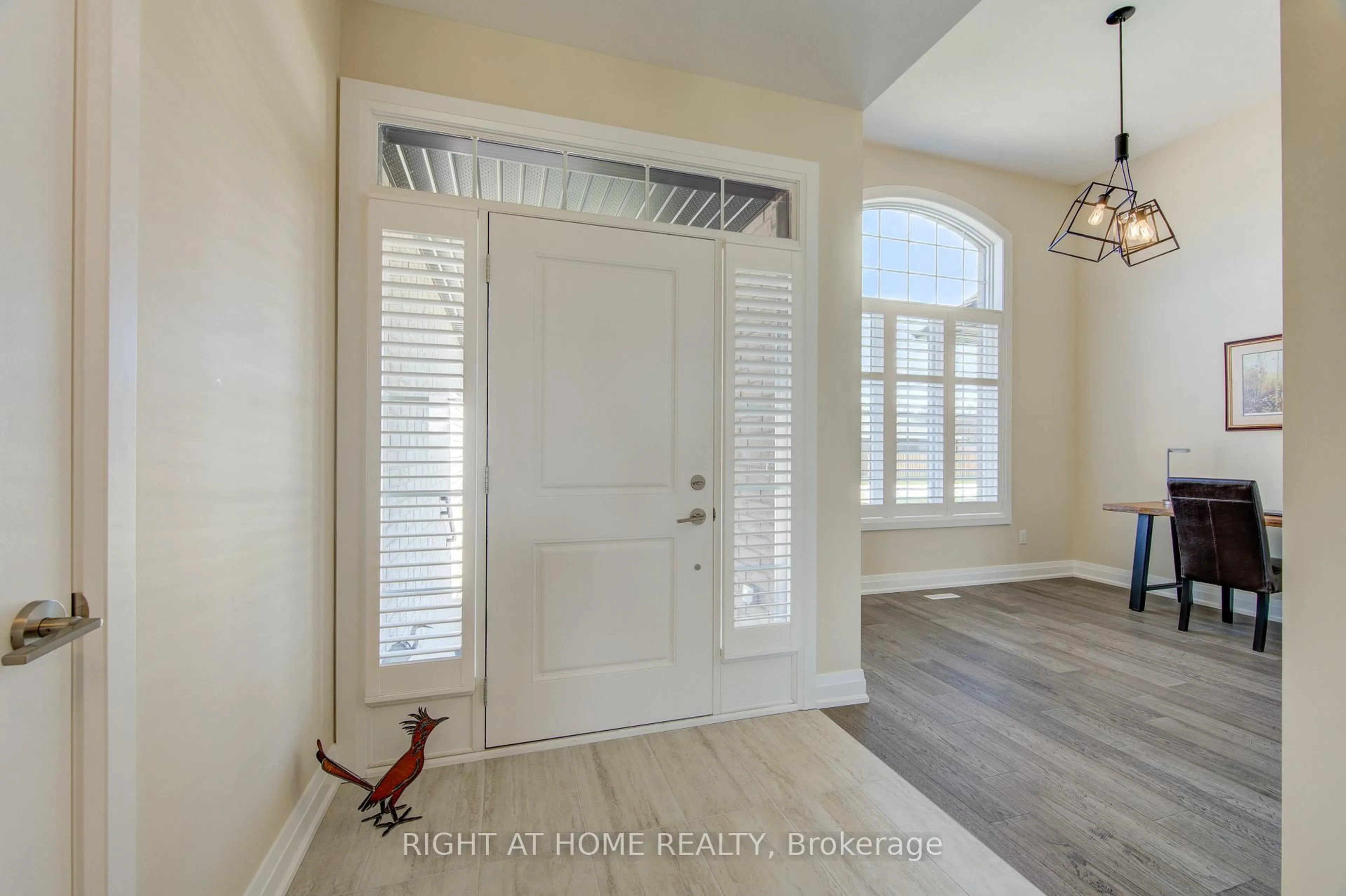 Indoor entryway for 2043 LOCKWOOD Cres, Strathroy-Caradoc Ontario N0L 1W0