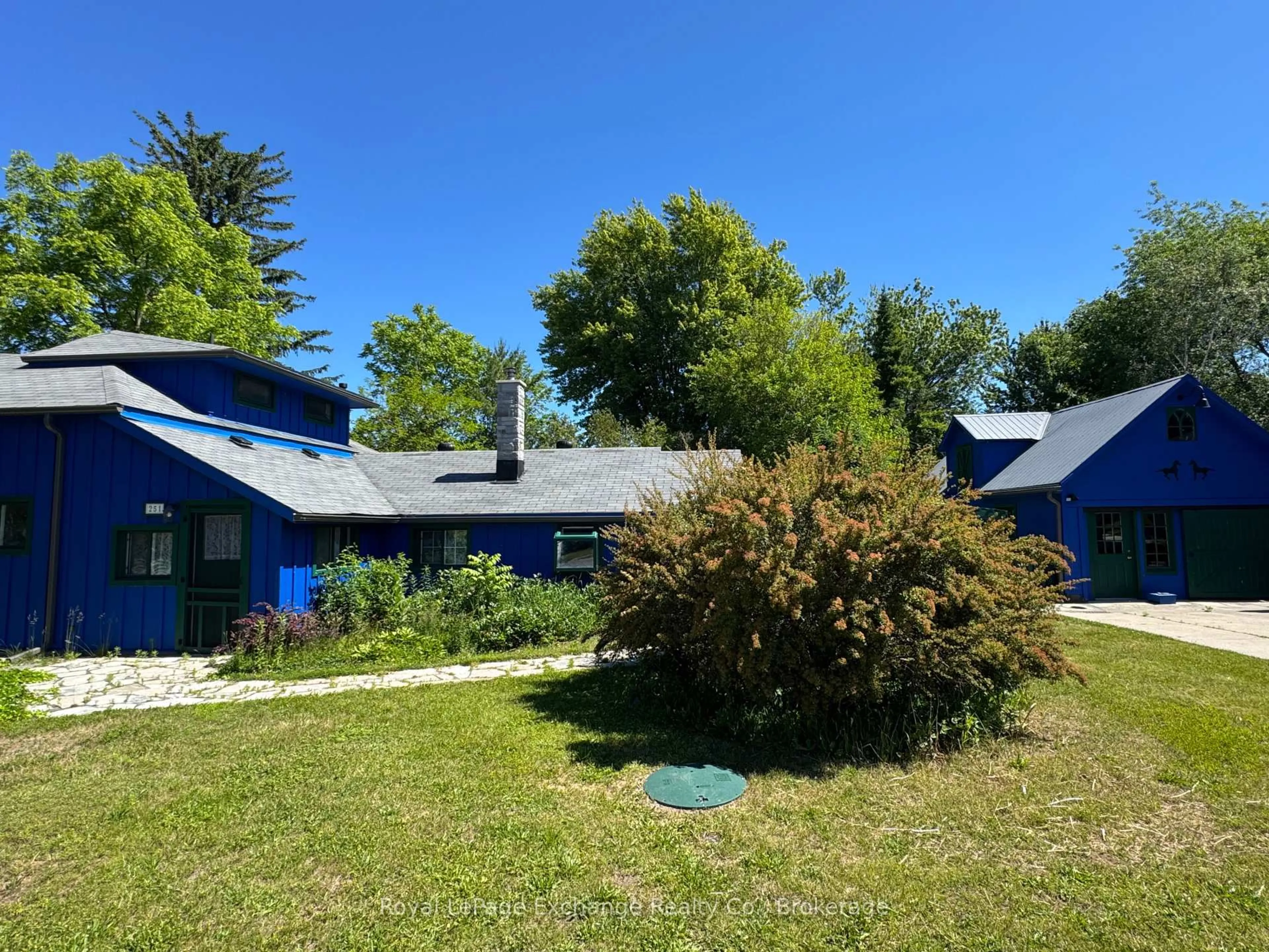 A pic from outside/outdoor area/front of a property/back of a property/a pic from drone, unknown for 251 St. Albert St, Kincardine Ontario N2Z 2J5