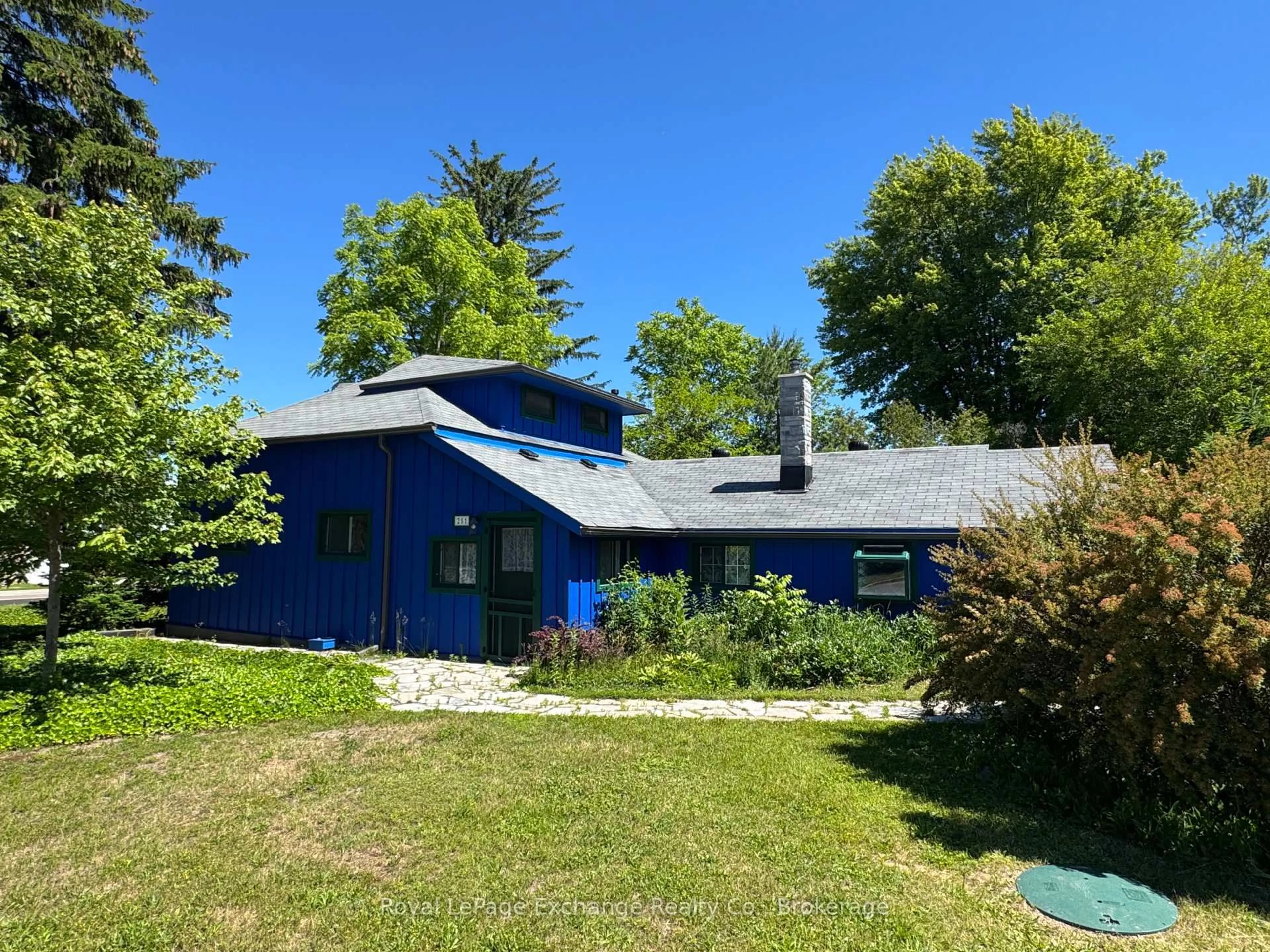 A pic from outside/outdoor area/front of a property/back of a property/a pic from drone, unknown for 251 St. Albert St, Kincardine Ontario N2Z 2J5