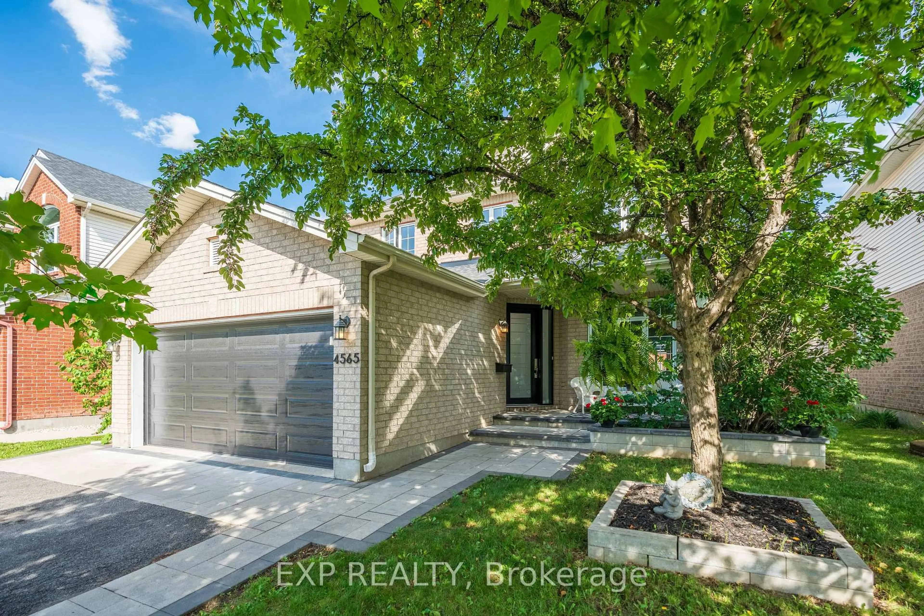 A pic from outside/outdoor area/front of a property/back of a property/a pic from drone, street for 4565 Sugar Maple Dr, Ottawa Ontario K1V 1R7