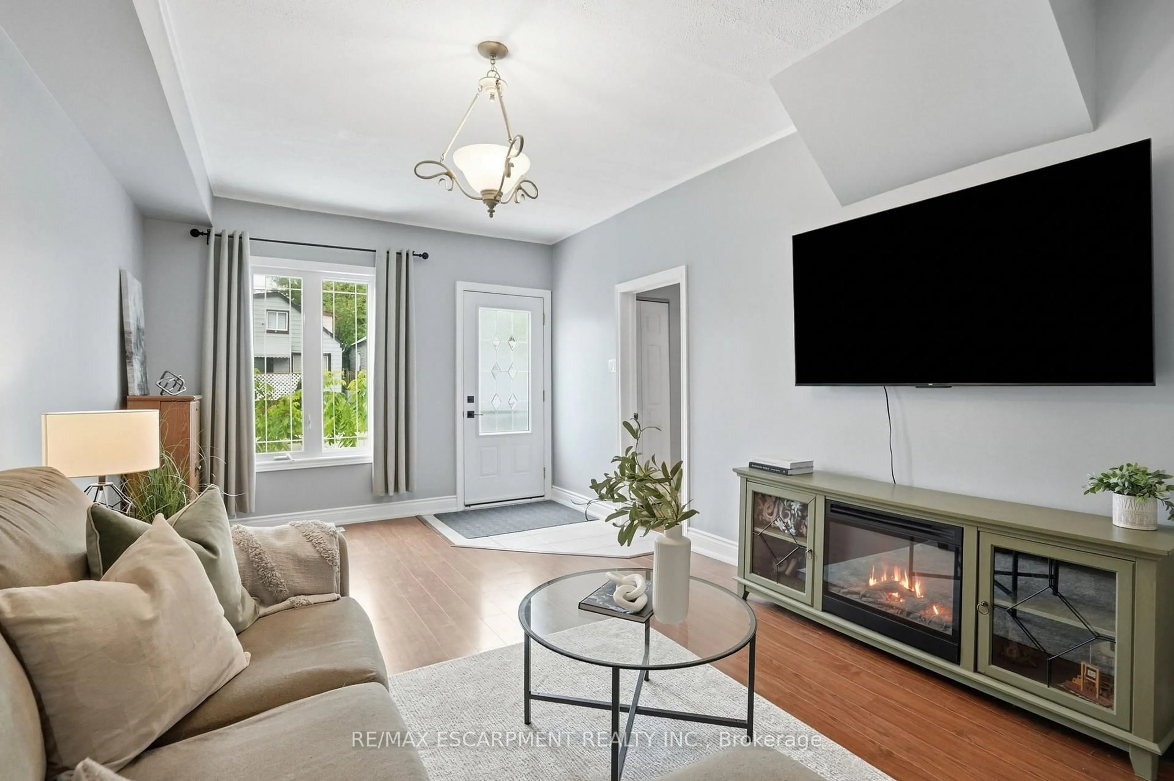 Living room with furniture, unknown for 55 East 32nd St, Hamilton Ontario L8V 3R7