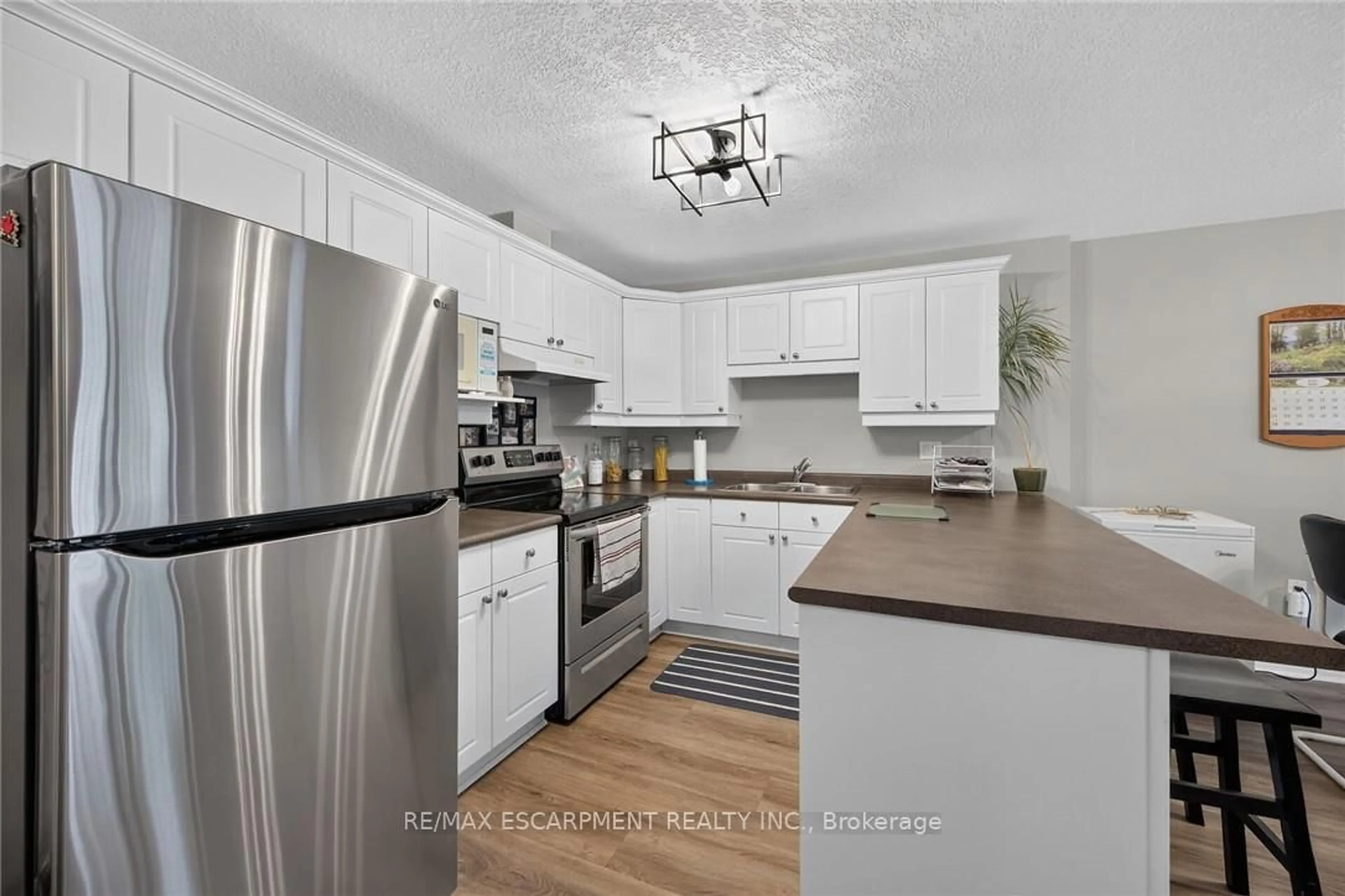 Standard kitchen, unknown for 12 St Andrew St #103, Norfolk Ontario N0A 1N1