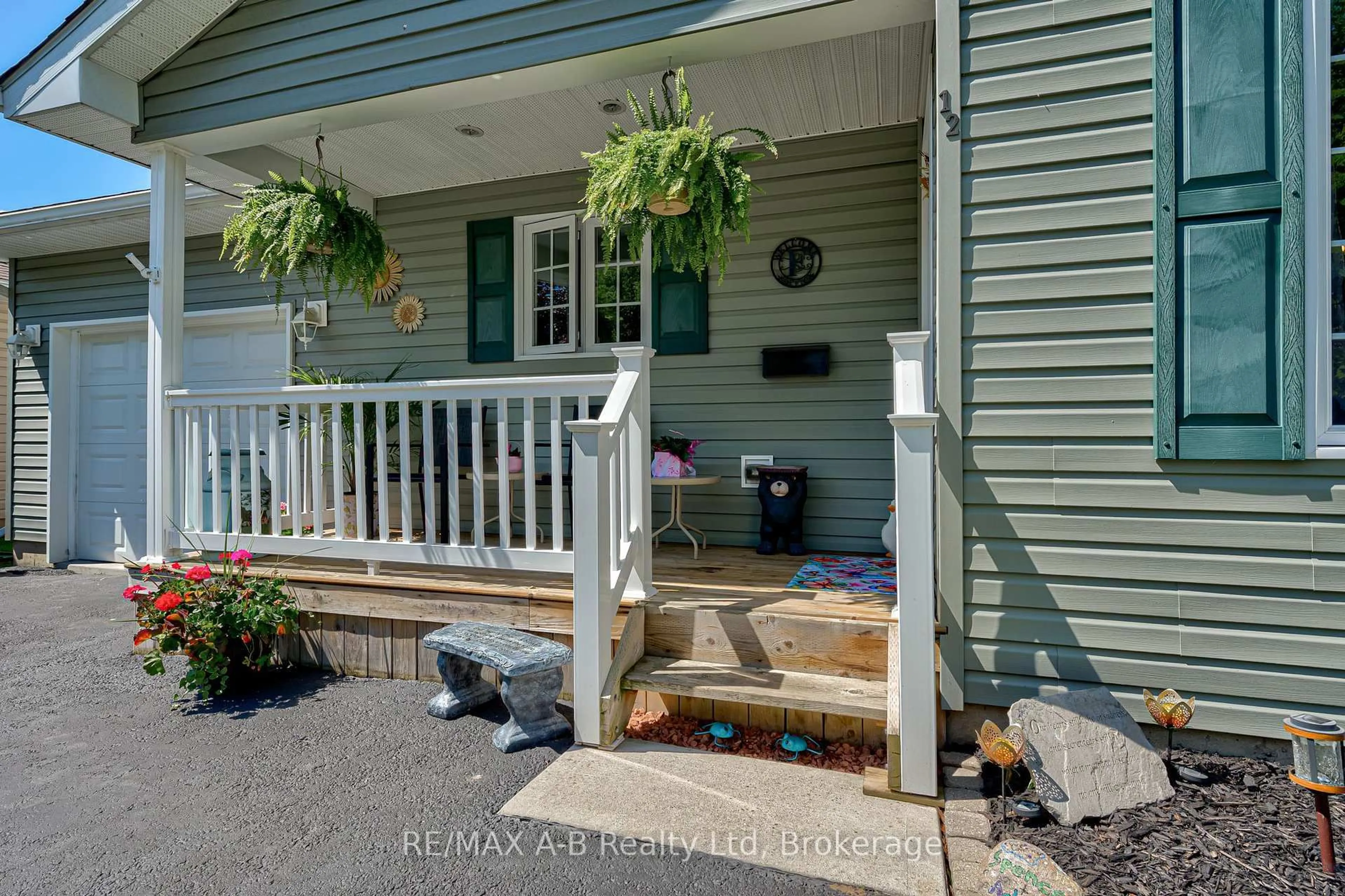 Indoor entryway for 12 Kellestine Dr, Strathroy-Caradoc Ontario N7G 0C5