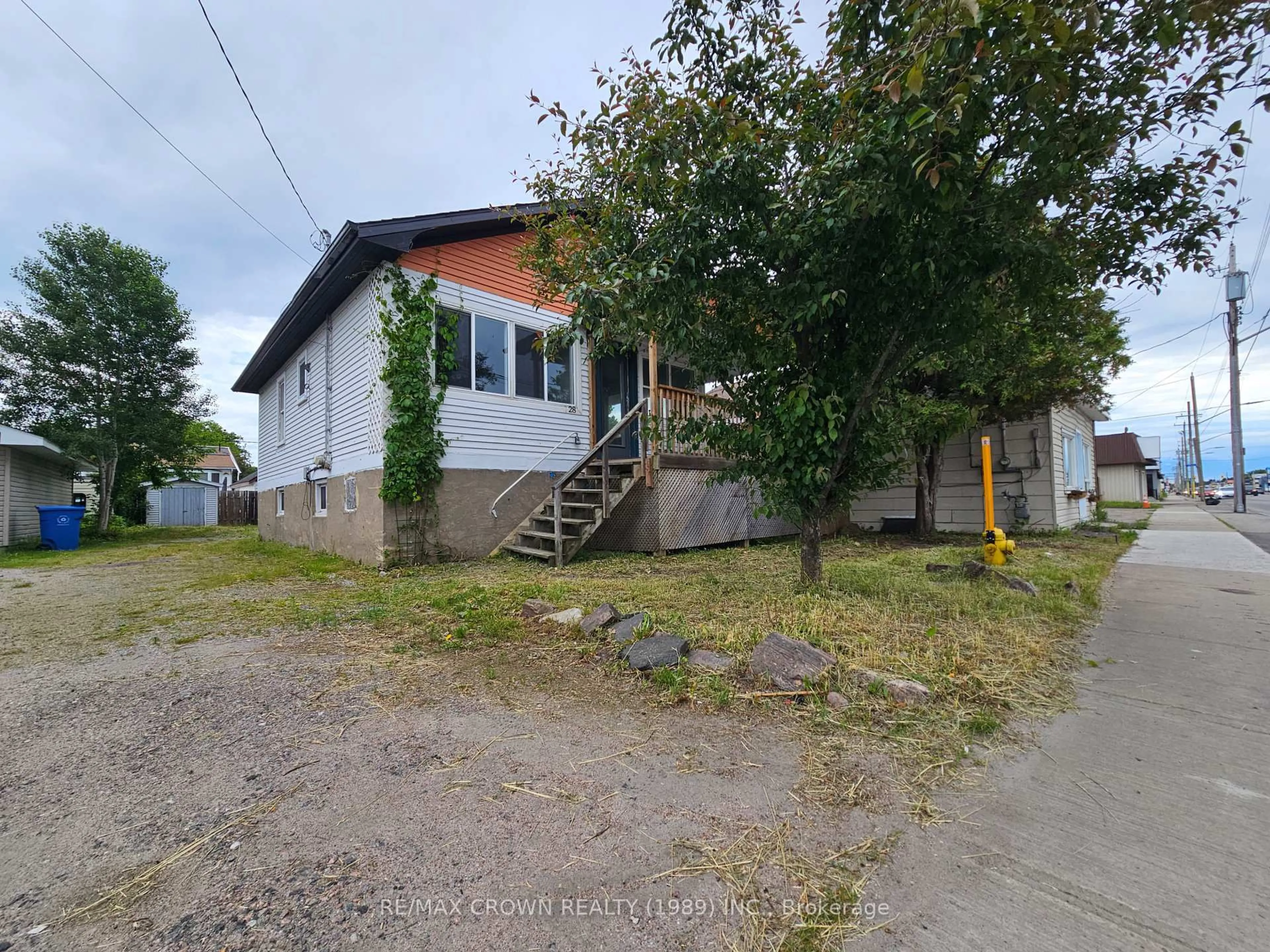 A pic from outside/outdoor area/front of a property/back of a property/a pic from drone, street for 28 Lakeshore Dr, North Bay Ontario P1A 2A2