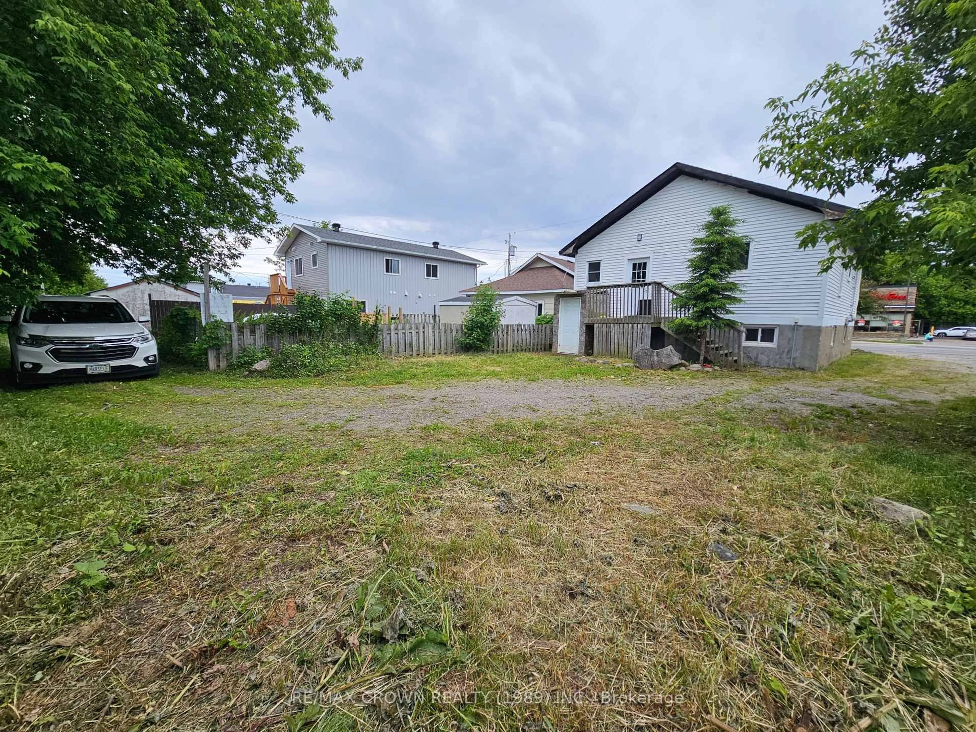 A pic from outside/outdoor area/front of a property/back of a property/a pic from drone, street for 28 Lakeshore Dr, North Bay Ontario P1A 2A2