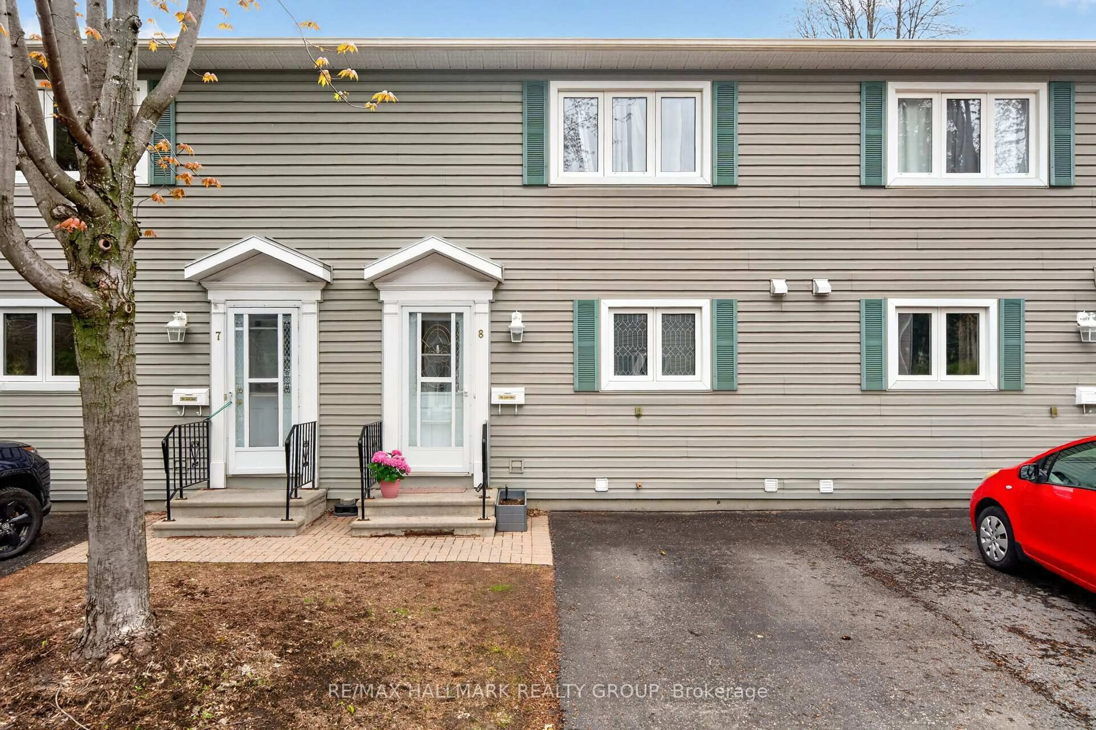 Home with vinyl exterior material, street for 740 Morin St #8, Ottawa Ontario K1K 3G9