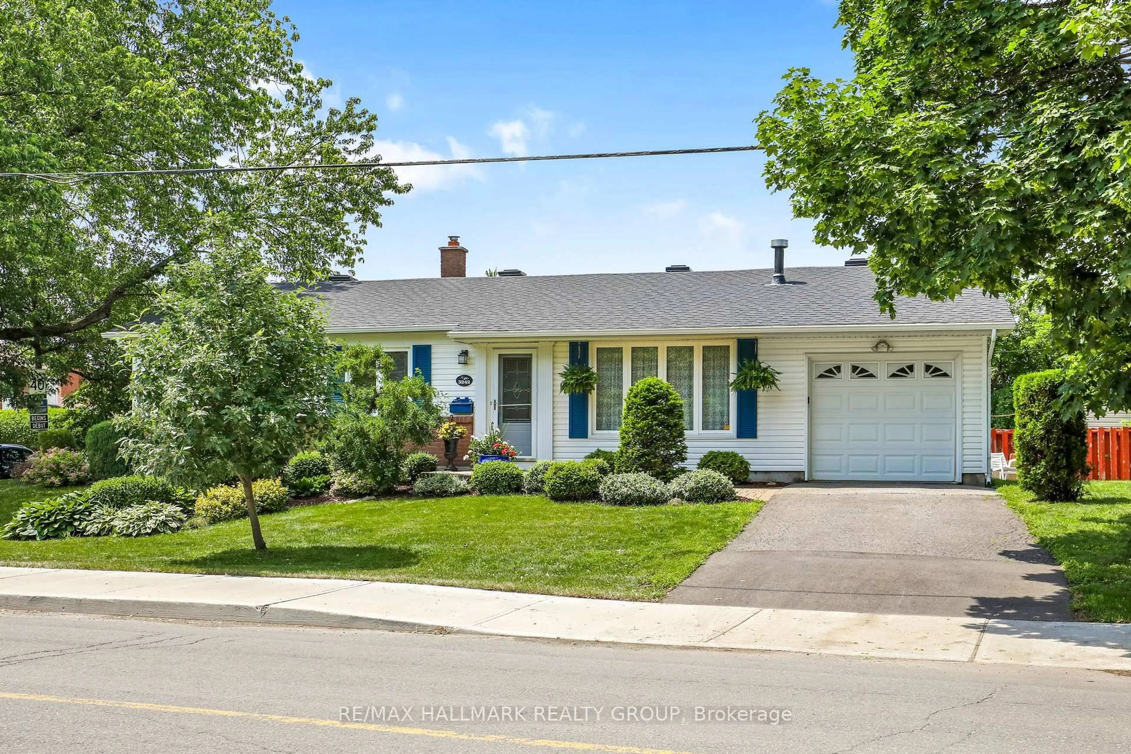 Home with vinyl exterior material, street for 3242 Albion Rd, Ottawa Ontario K1V 7P3