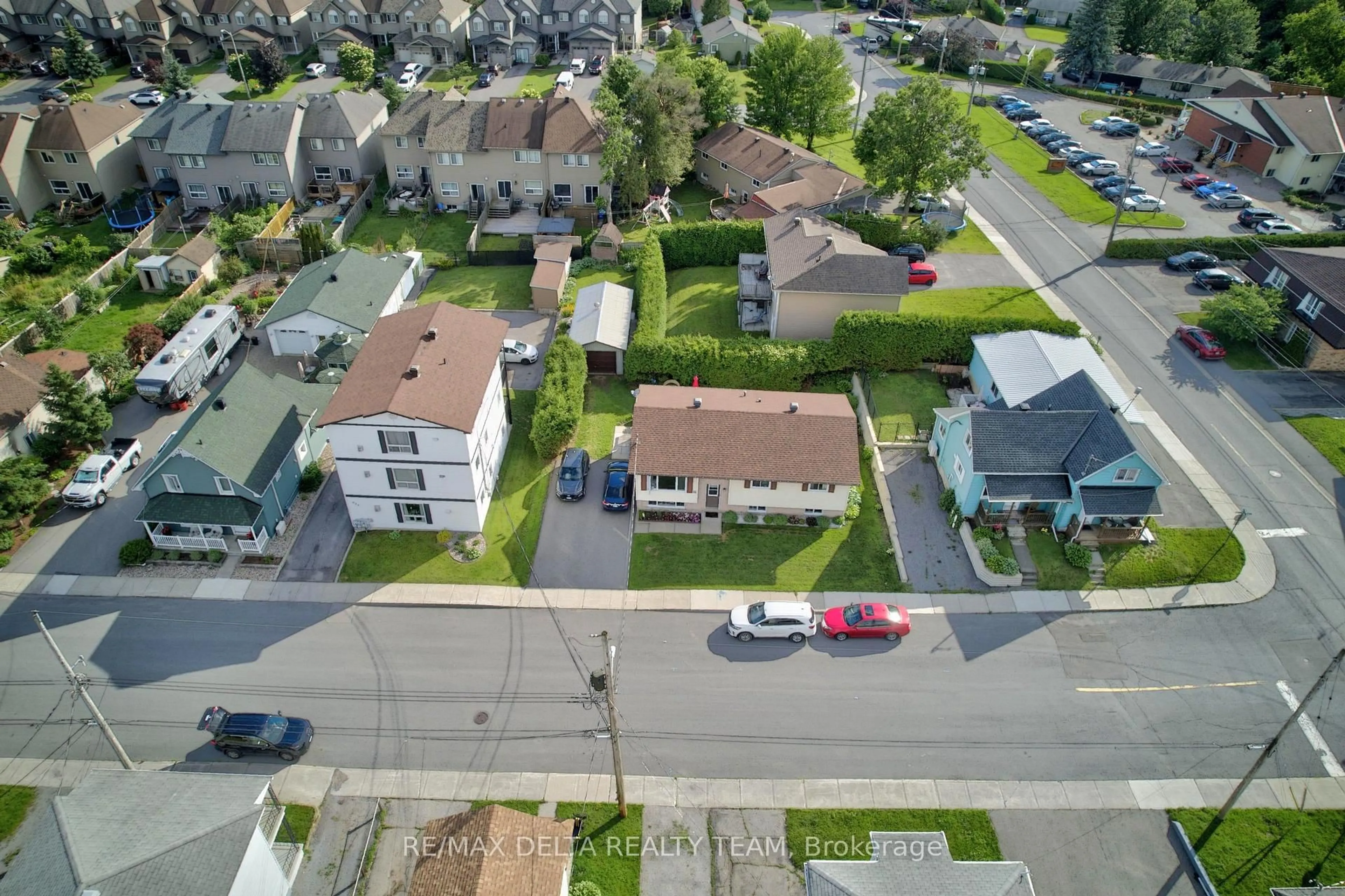 A pic from outside/outdoor area/front of a property/back of a property/a pic from drone, street for 522 St Louis St, Clarence-Rockland Ontario K4K 1B1