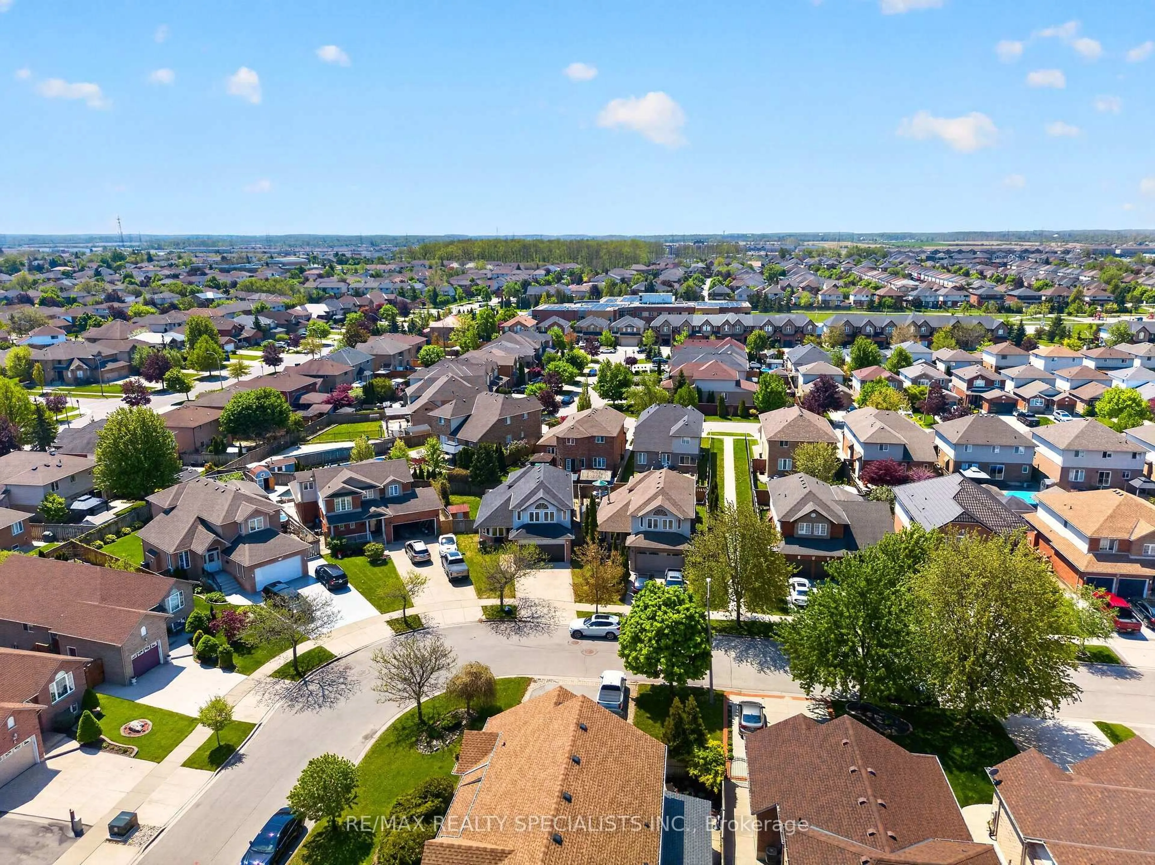A pic from outside/outdoor area/front of a property/back of a property/a pic from drone, street for 19 SIDNEY Cres, Hamilton Ontario L8J 3W1