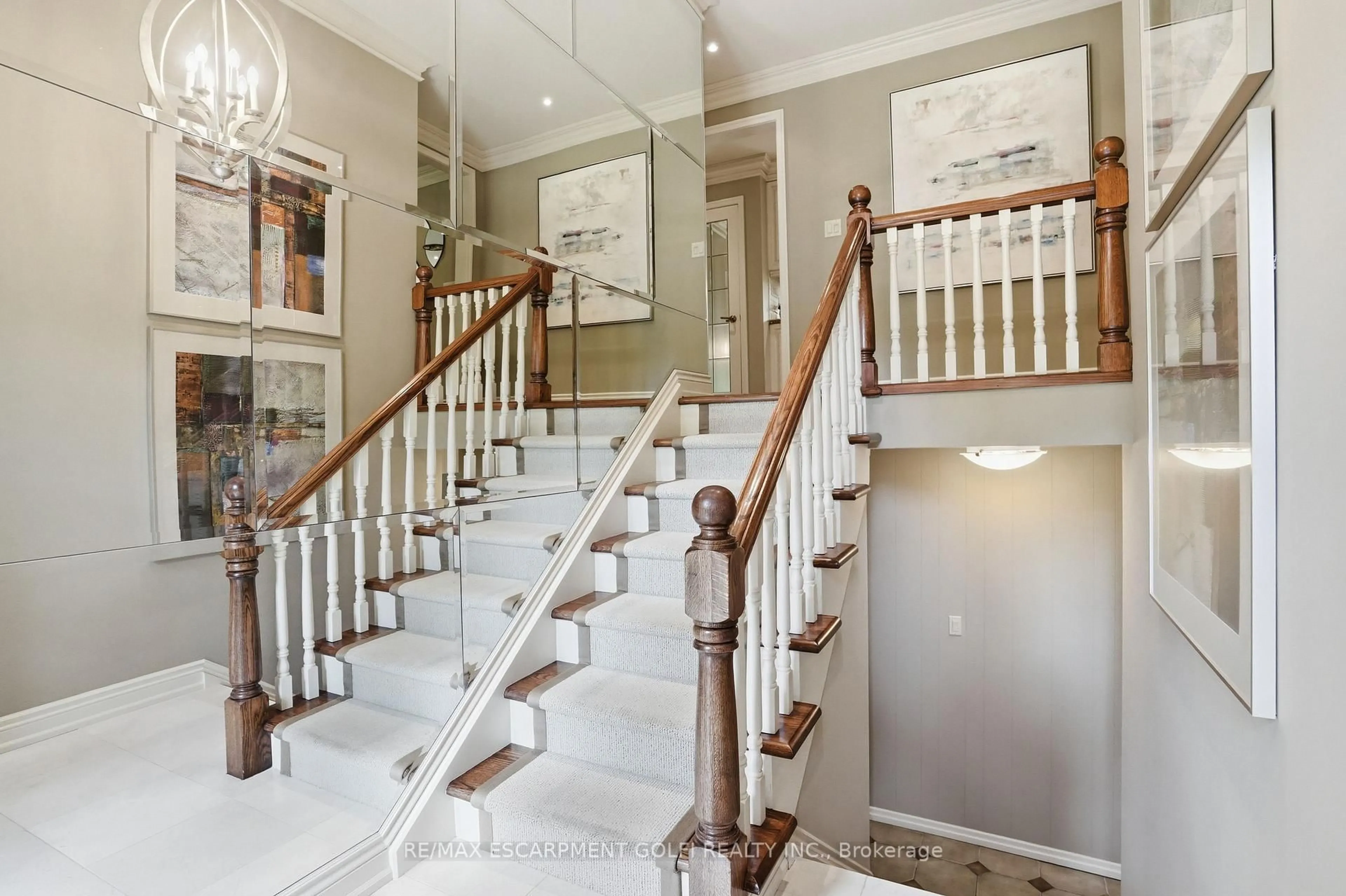 Indoor foyer for 5 MAPLE Ave, Hamilton Ontario L9H 4W3