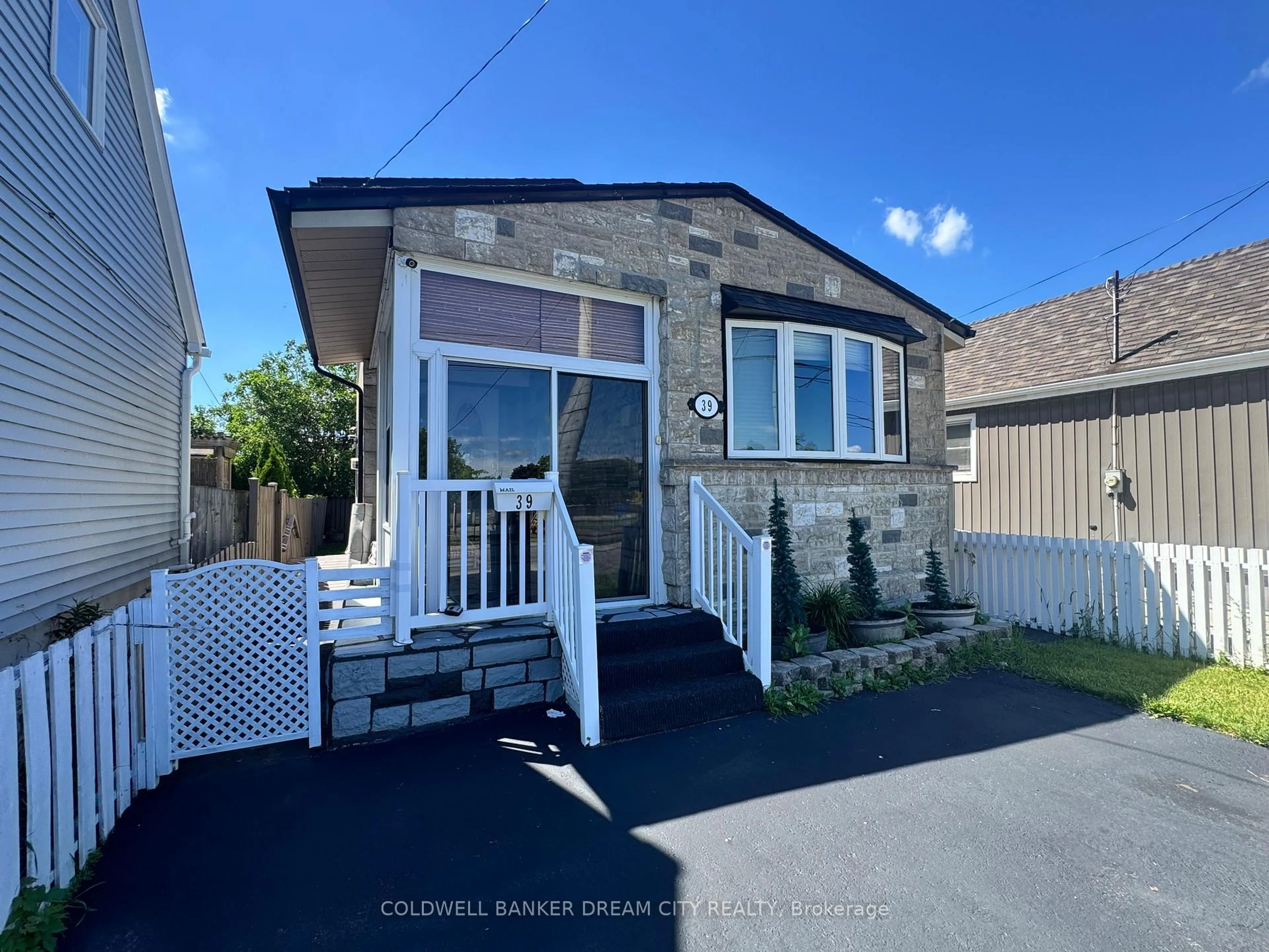 A pic from outside/outdoor area/front of a property/back of a property/a pic from drone, street for 39 Reid Ave, Hamilton Ontario L8H 6C9