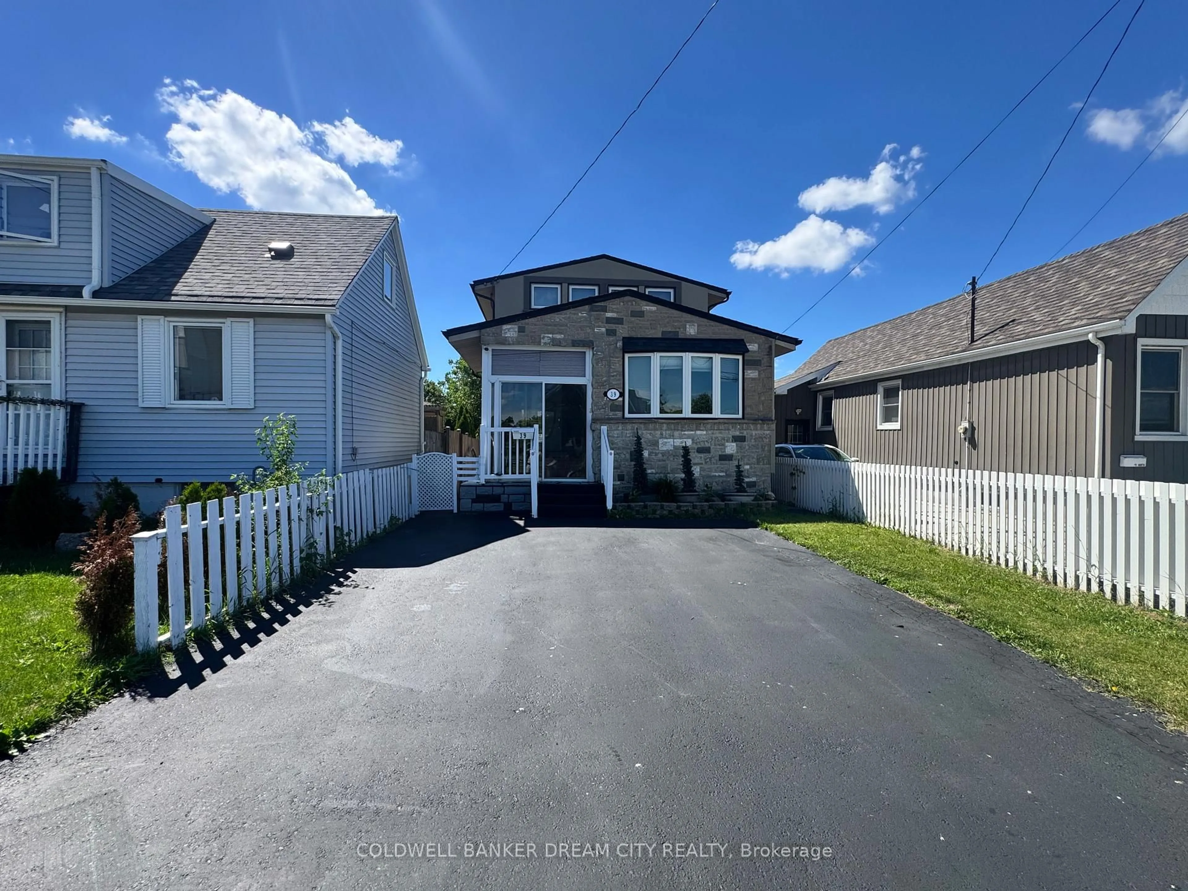 A pic from outside/outdoor area/front of a property/back of a property/a pic from drone, street for 39 Reid Ave, Hamilton Ontario L8H 6C9