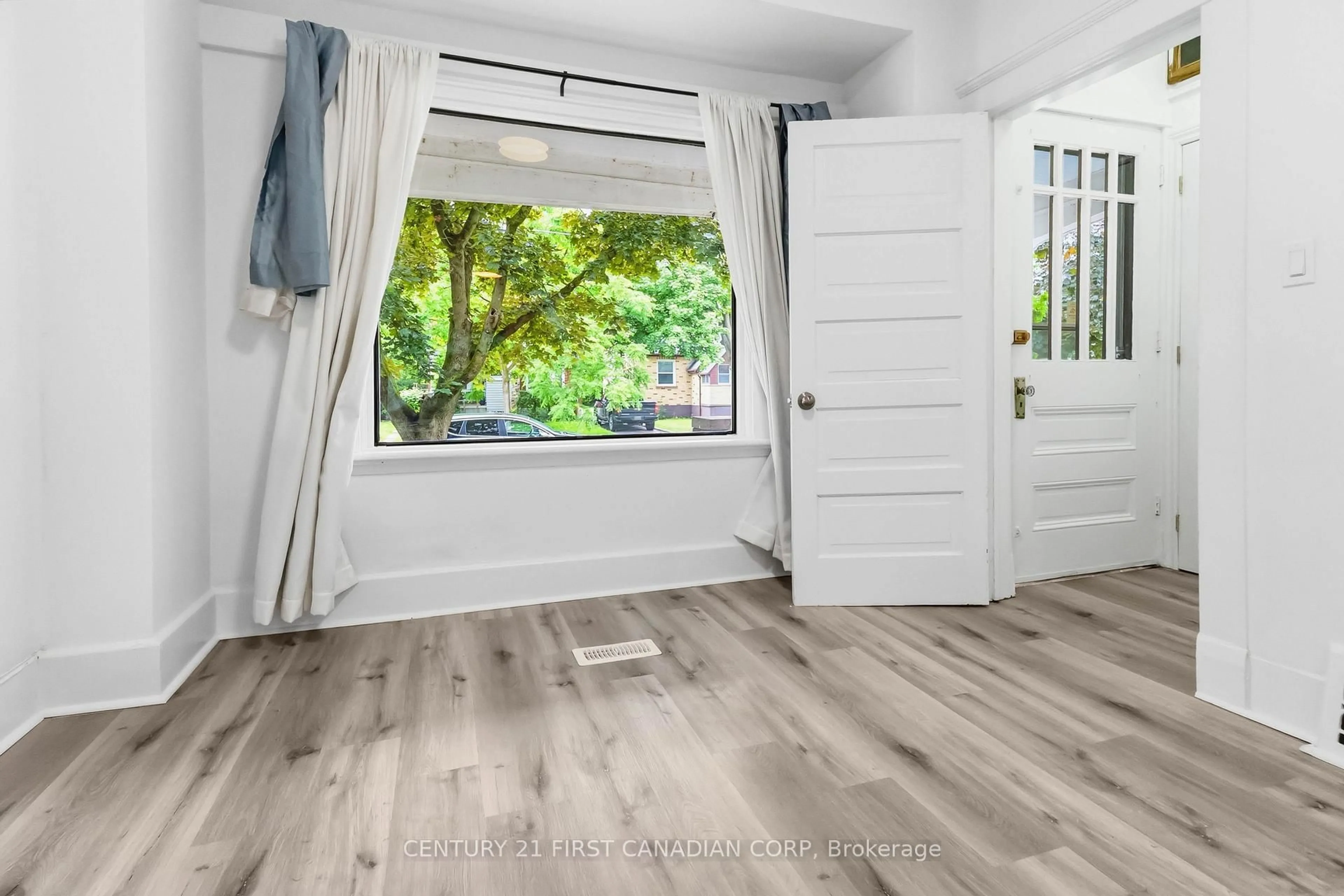 Indoor entryway for 215 Bernard Ave, London East Ontario N6A 2M9