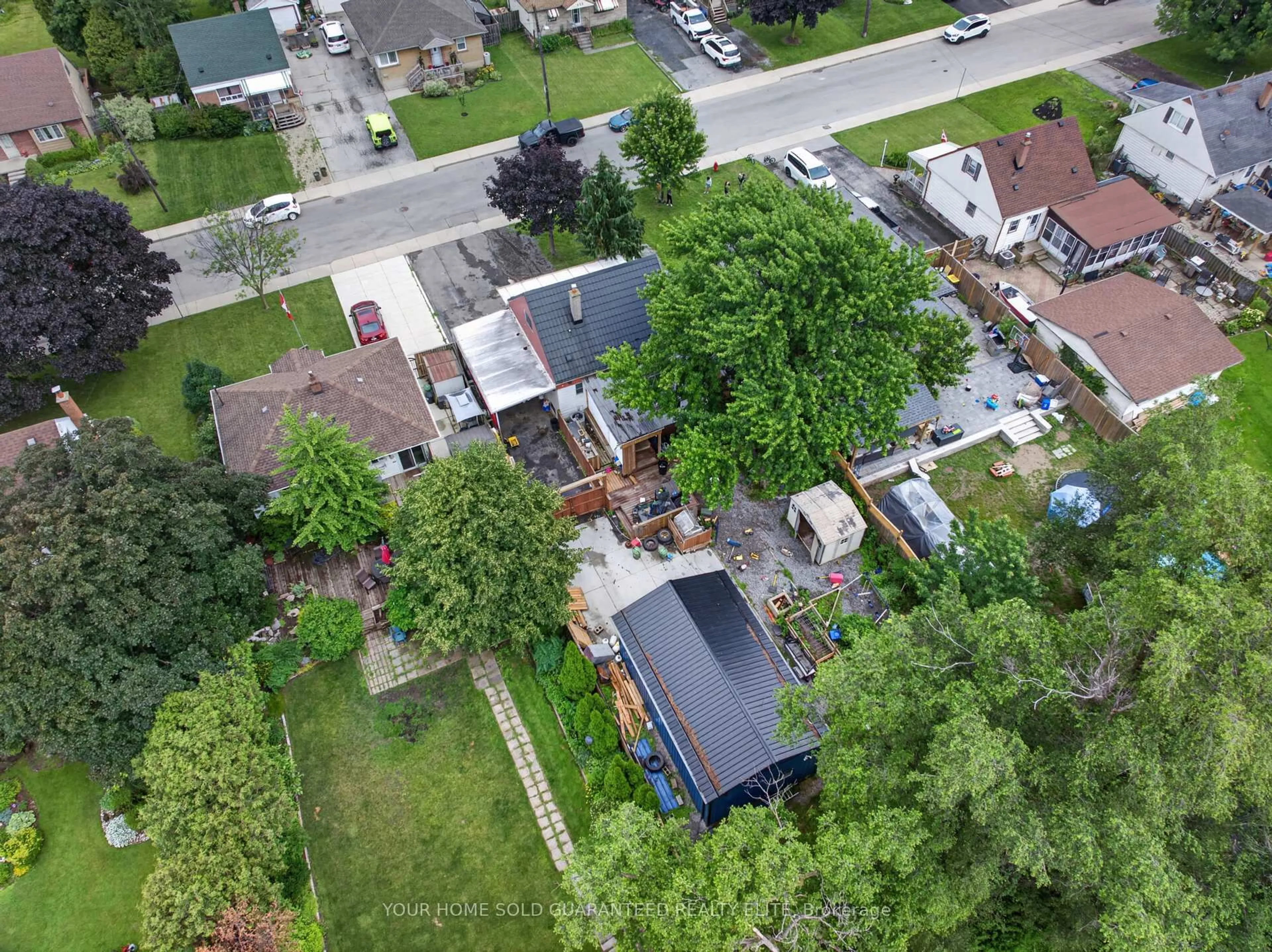 A pic from outside/outdoor area/front of a property/back of a property/a pic from drone, street for 452 East 38th St, Hamilton Ontario L8V 4G8