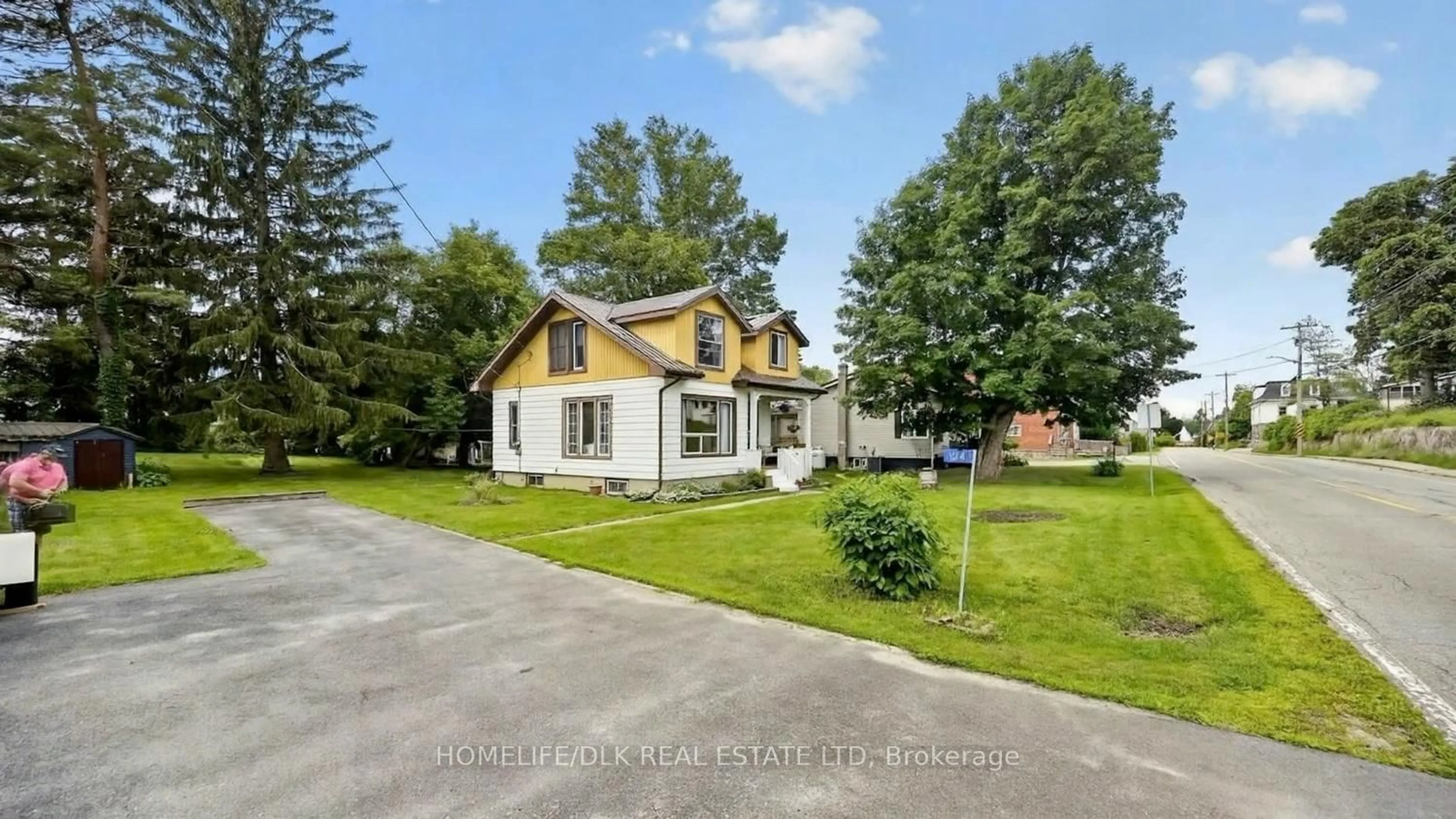 A pic from outside/outdoor area/front of a property/back of a property/a pic from drone, street for 34 Quabbin Rd, Front of Yonge Ontario K0E 1R0