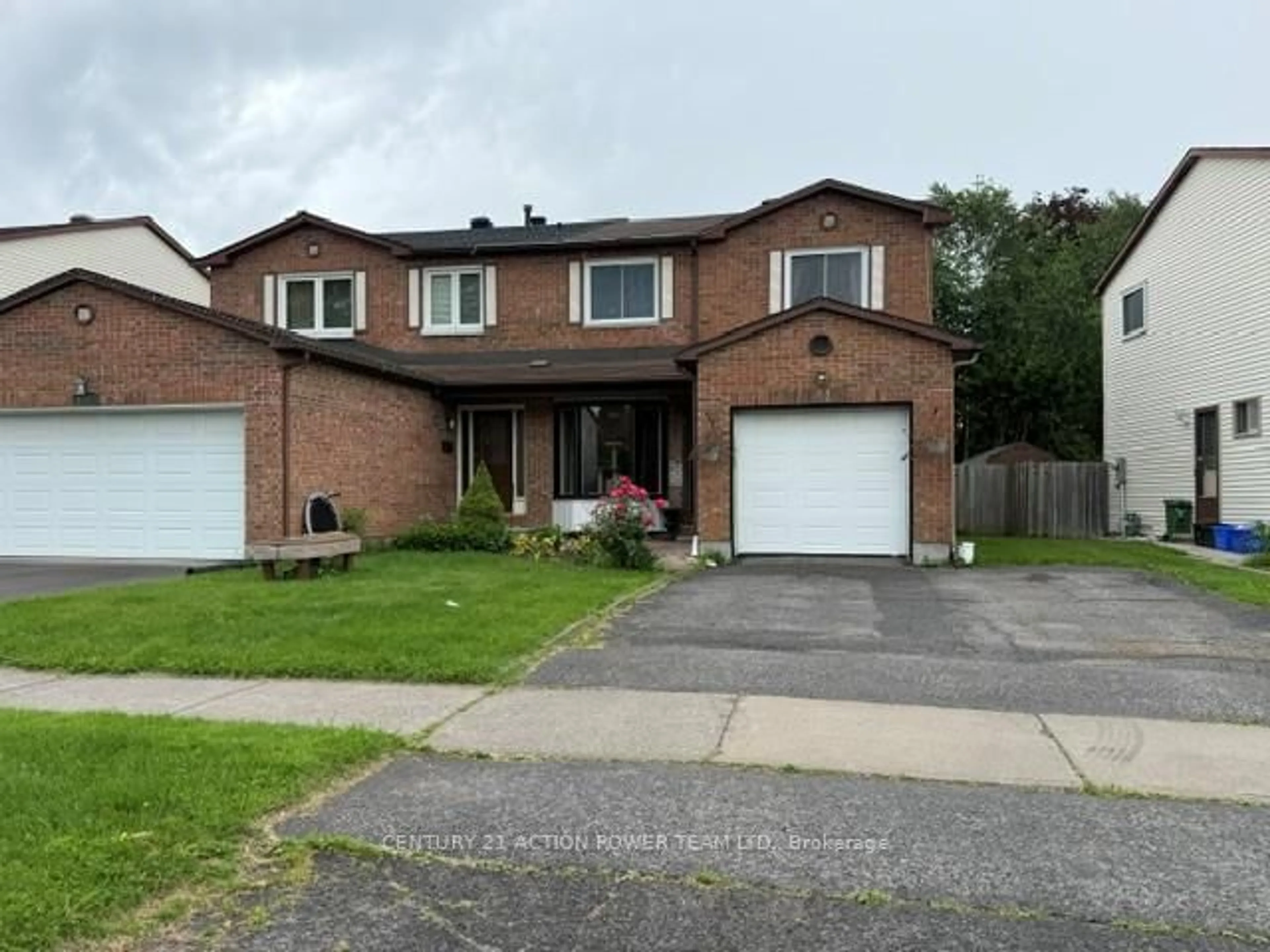 A pic from outside/outdoor area/front of a property/back of a property/a pic from drone, street for 1810 Simard Dr, Ottawa Ontario K1C 2P8