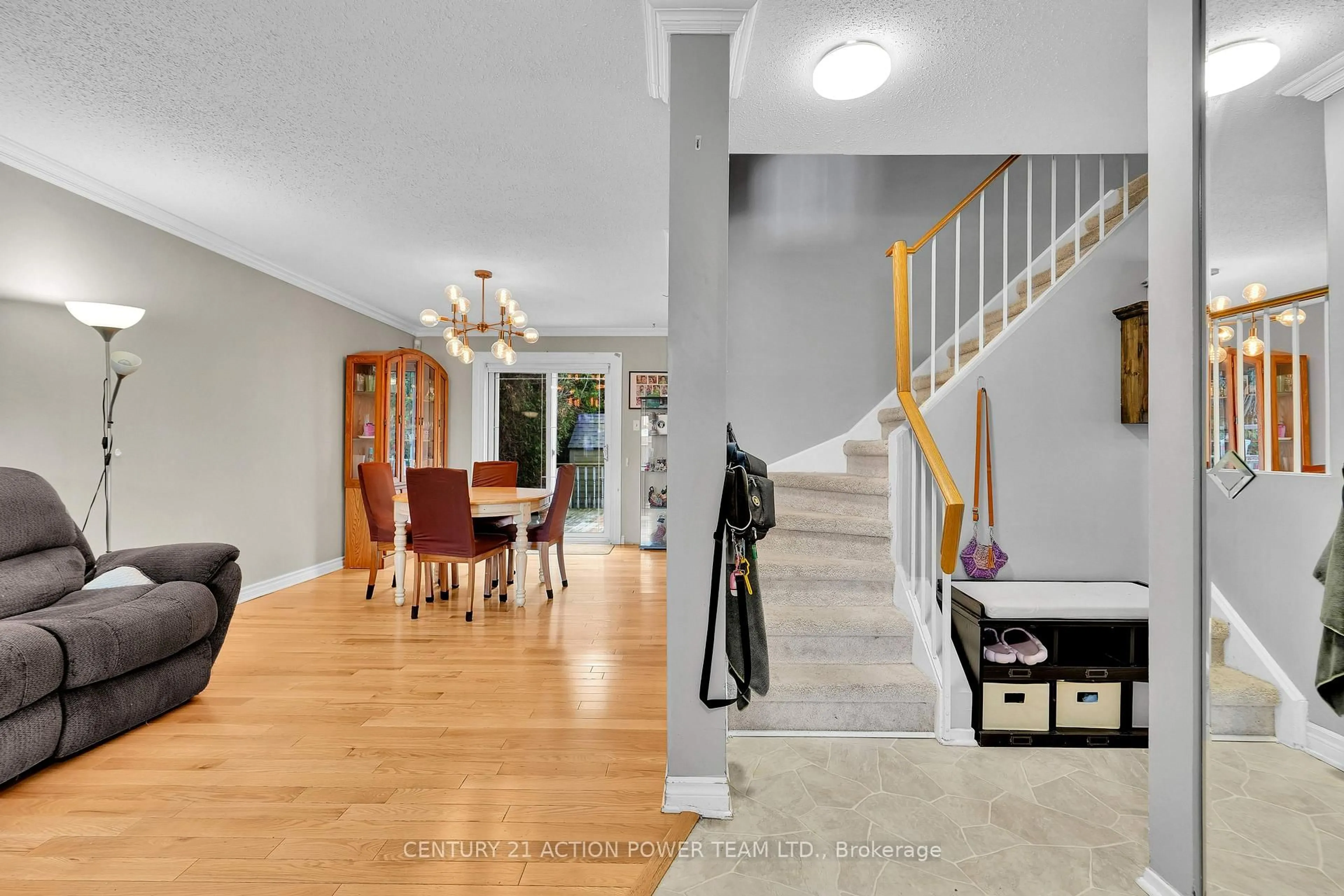 Indoor foyer for 1810 Simard Dr, Ottawa Ontario K1C 2P8