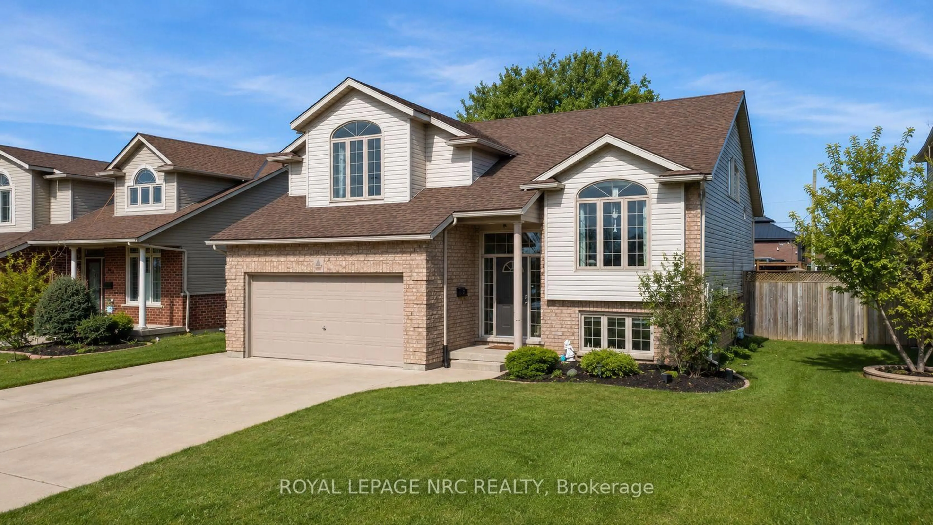 Home with brick exterior material, street for 4001 WEINBRENNER Rd, Niagara Falls Ontario L2G 7X9