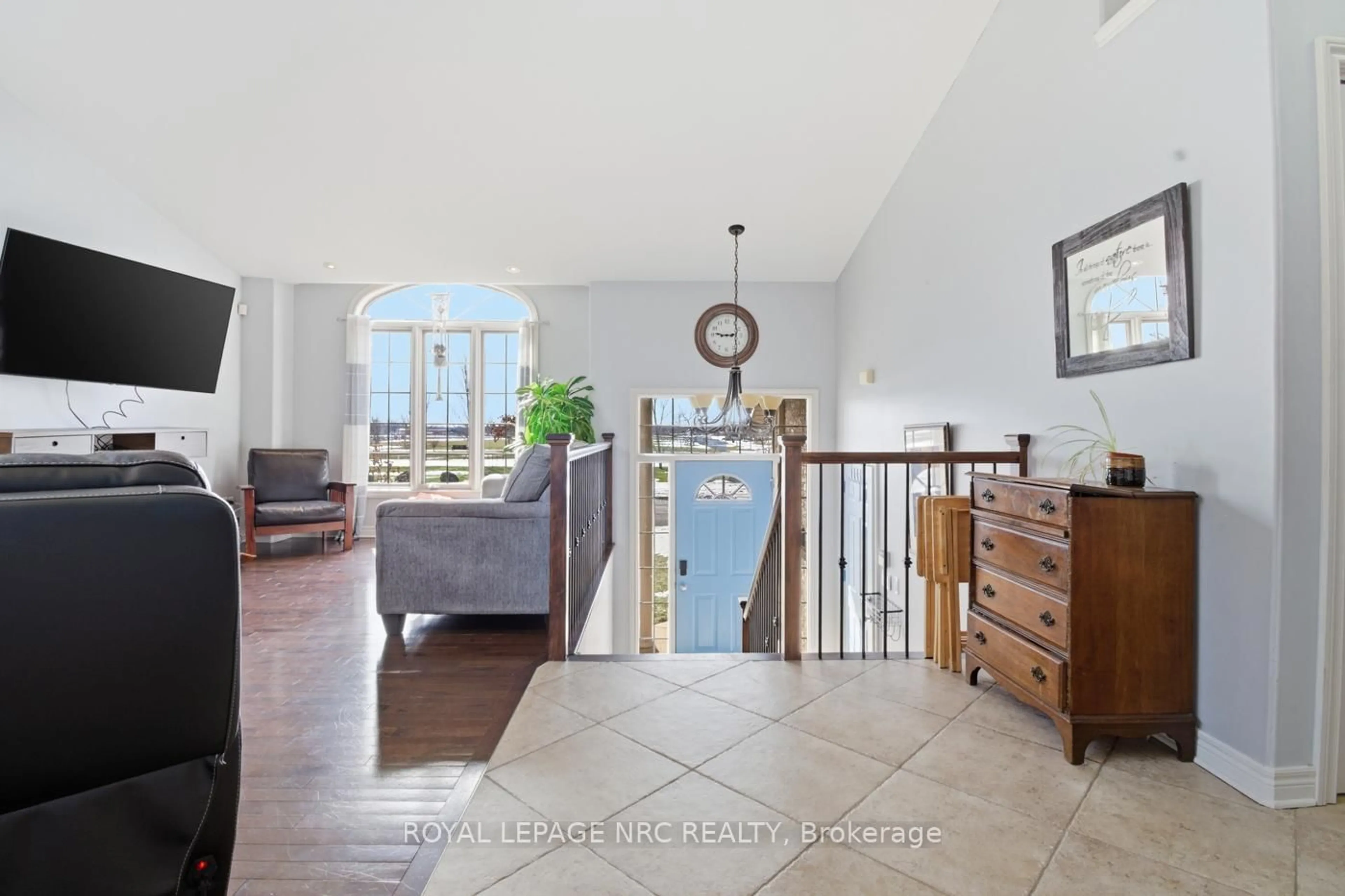 Indoor entryway for 4001 WEINBRENNER Rd, Niagara Falls Ontario L2G 7X9