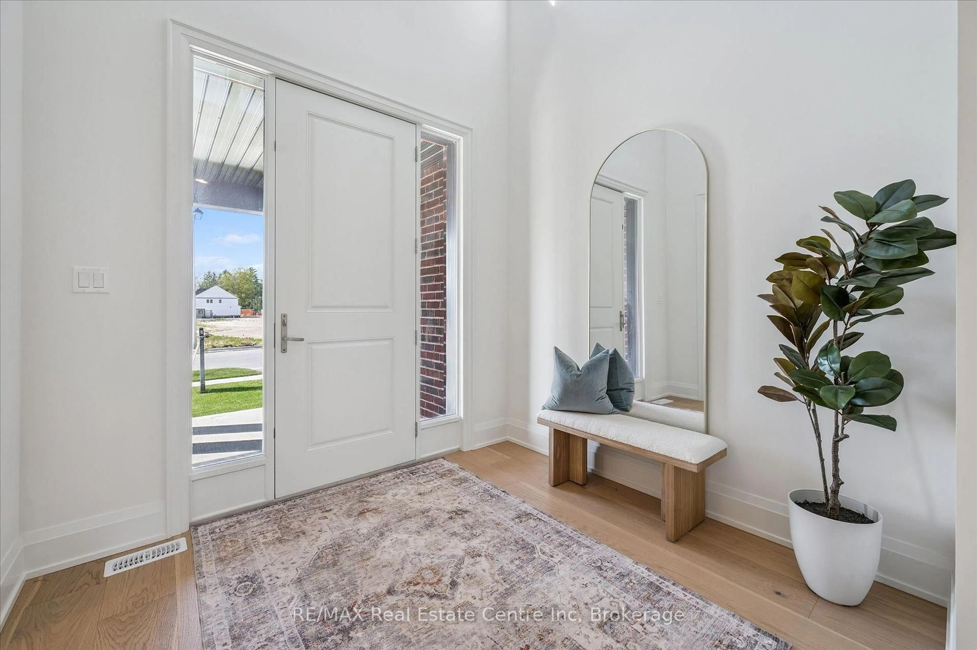 Indoor entryway for 51 Imrie Rd, Centre Wellington Ontario N0B 1S0