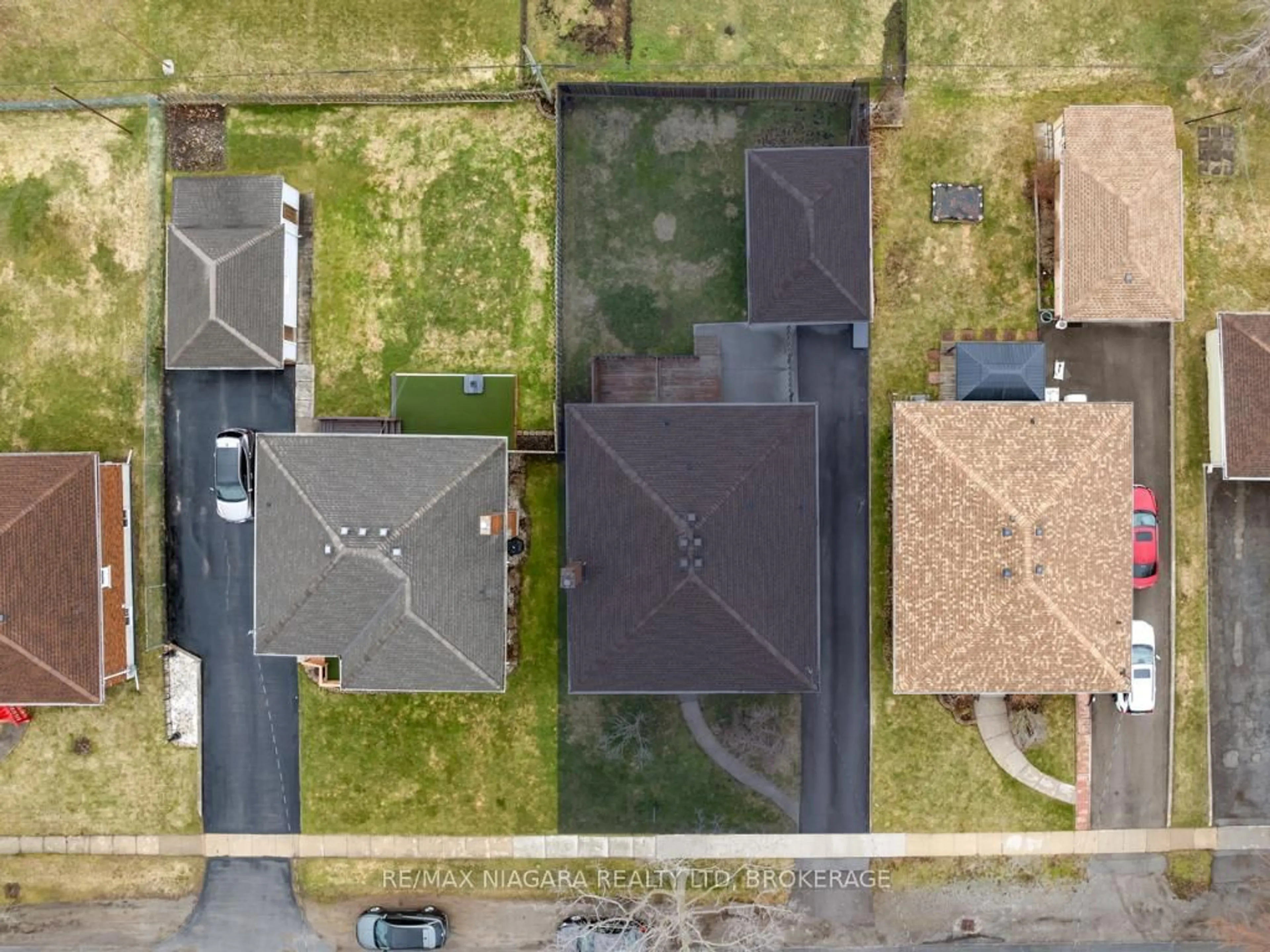 A pic from outside/outdoor area/front of a property/back of a property/a pic from drone, street for 96 Clarke St, Port Colborne Ontario L3K 2G3