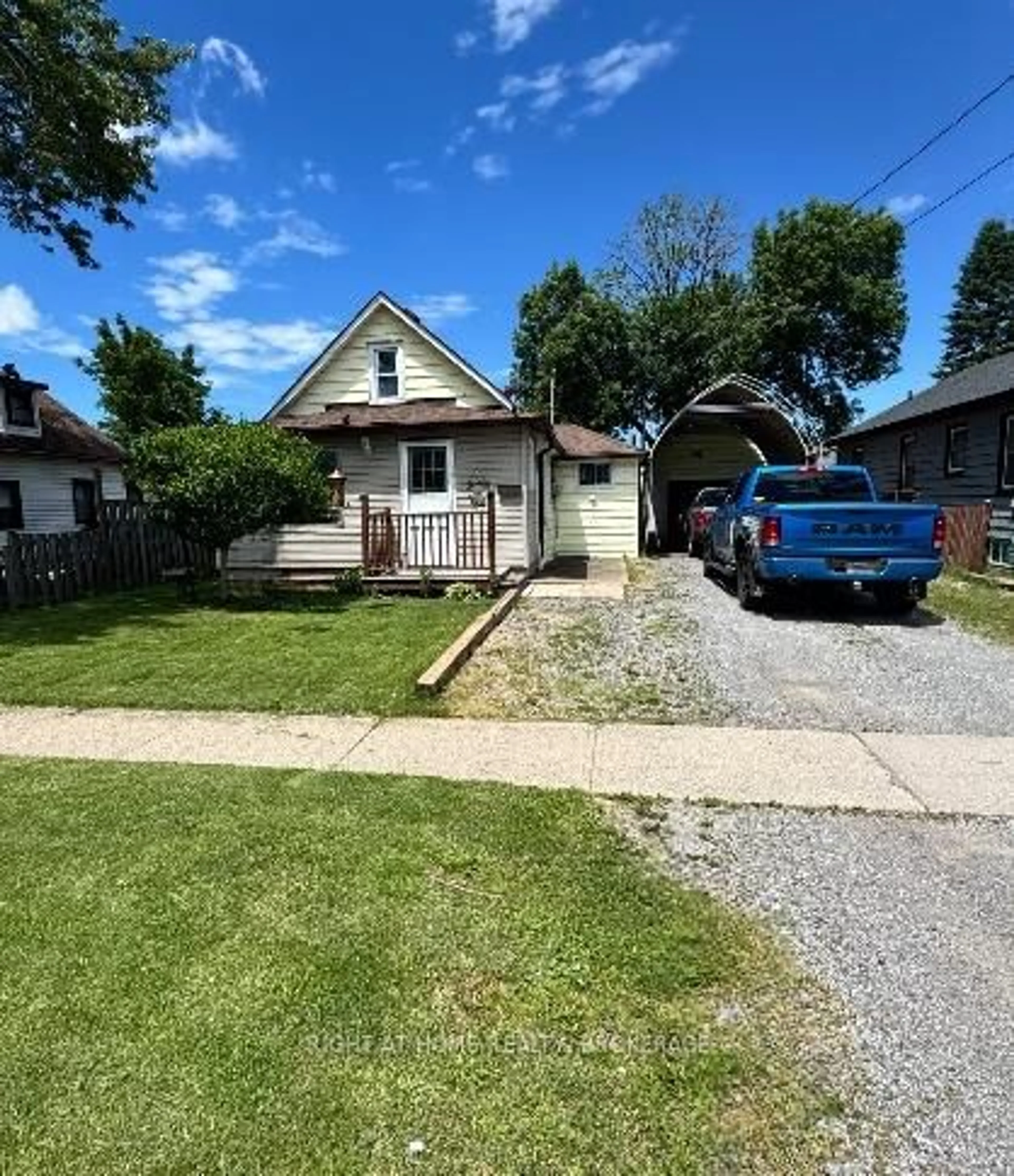 A pic from outside/outdoor area/front of a property/back of a property/a pic from drone, street for 6481 Bellevue St, Niagara Falls Ontario L2E 1Y9