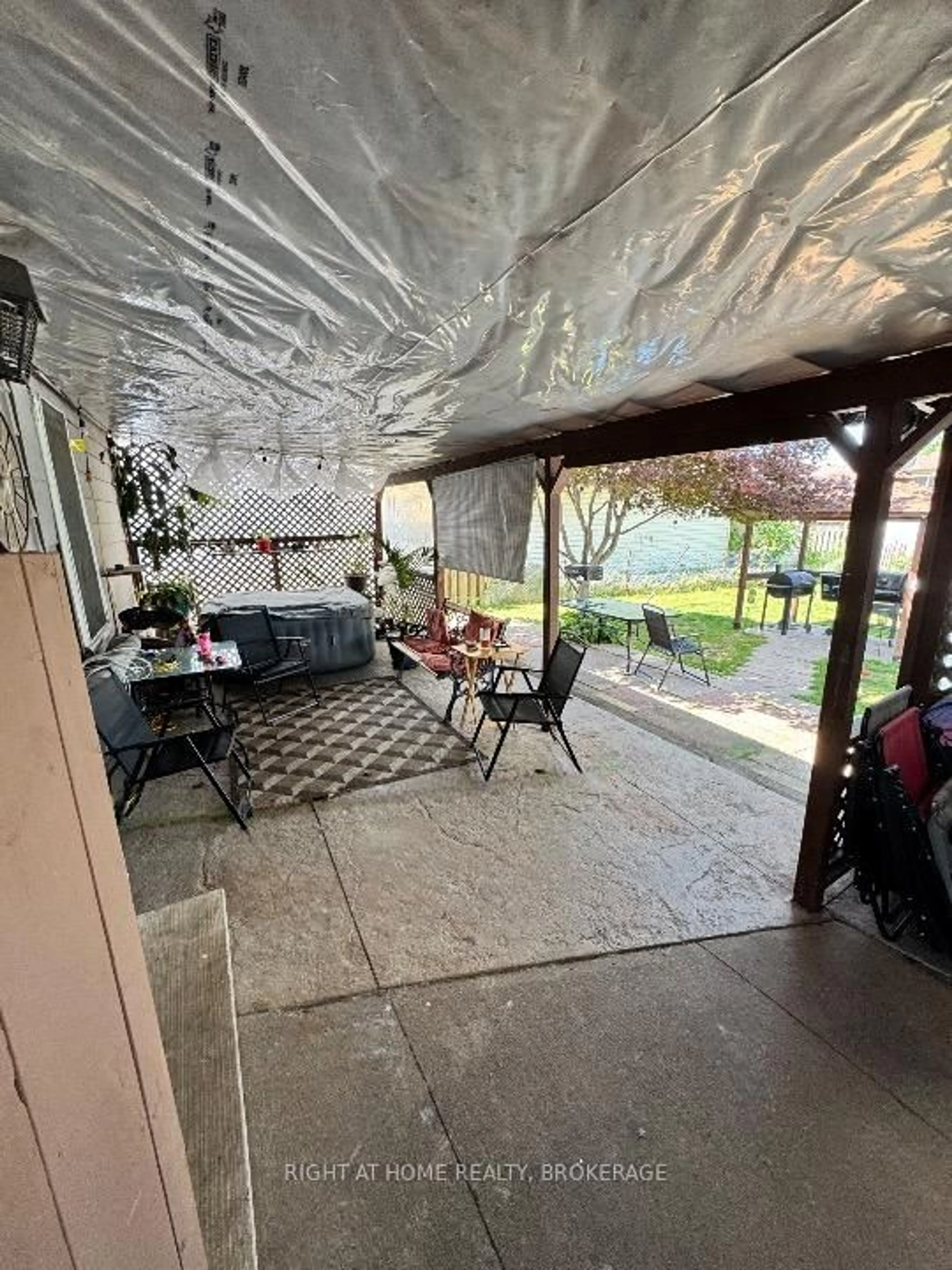 Patio, street for 6481 Bellevue St, Niagara Falls Ontario L2E 1Y9