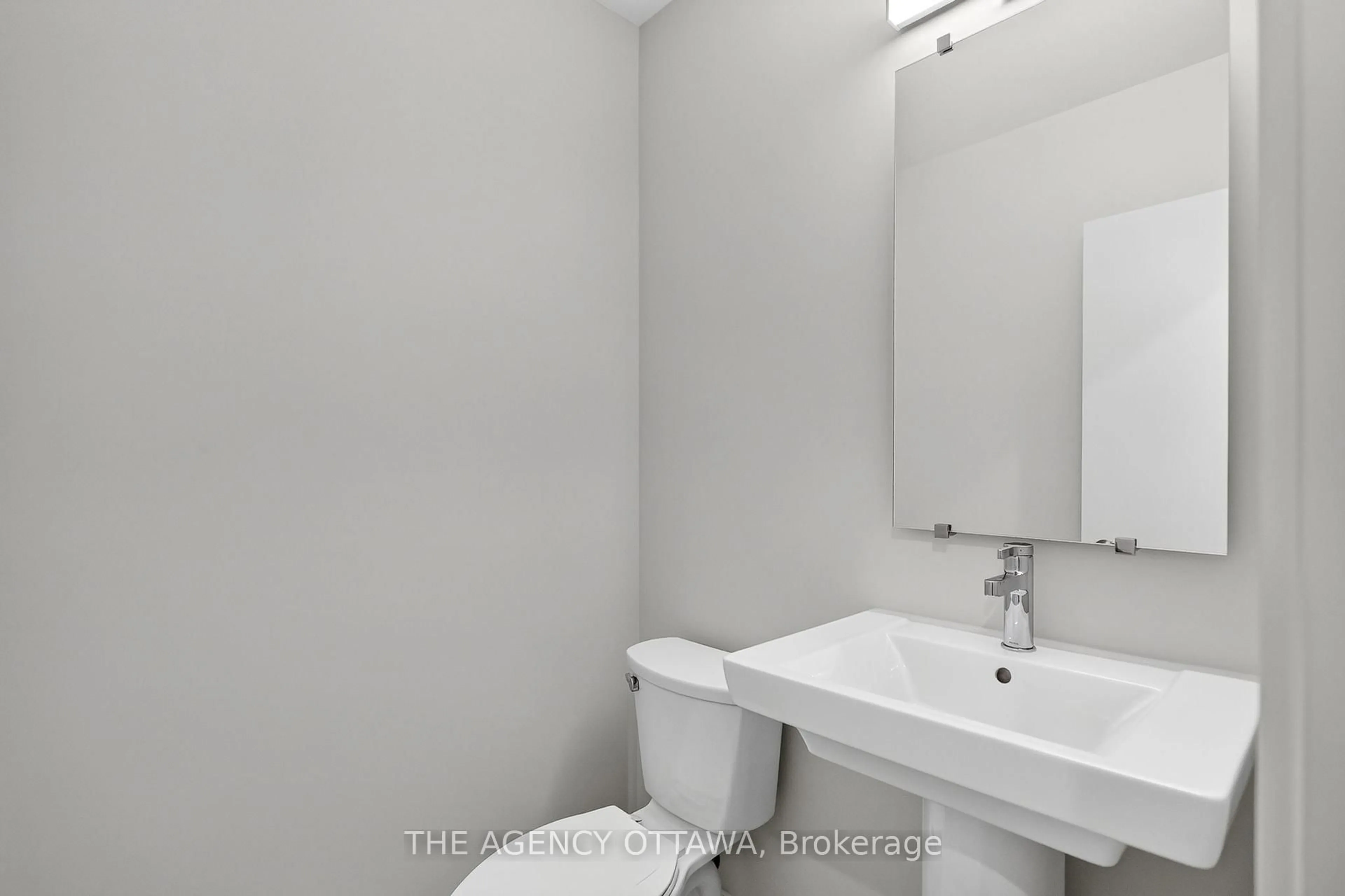 Standard bathroom, unknown for 1005 Kitigan Grve, Ottawa Ontario K2K 0M9