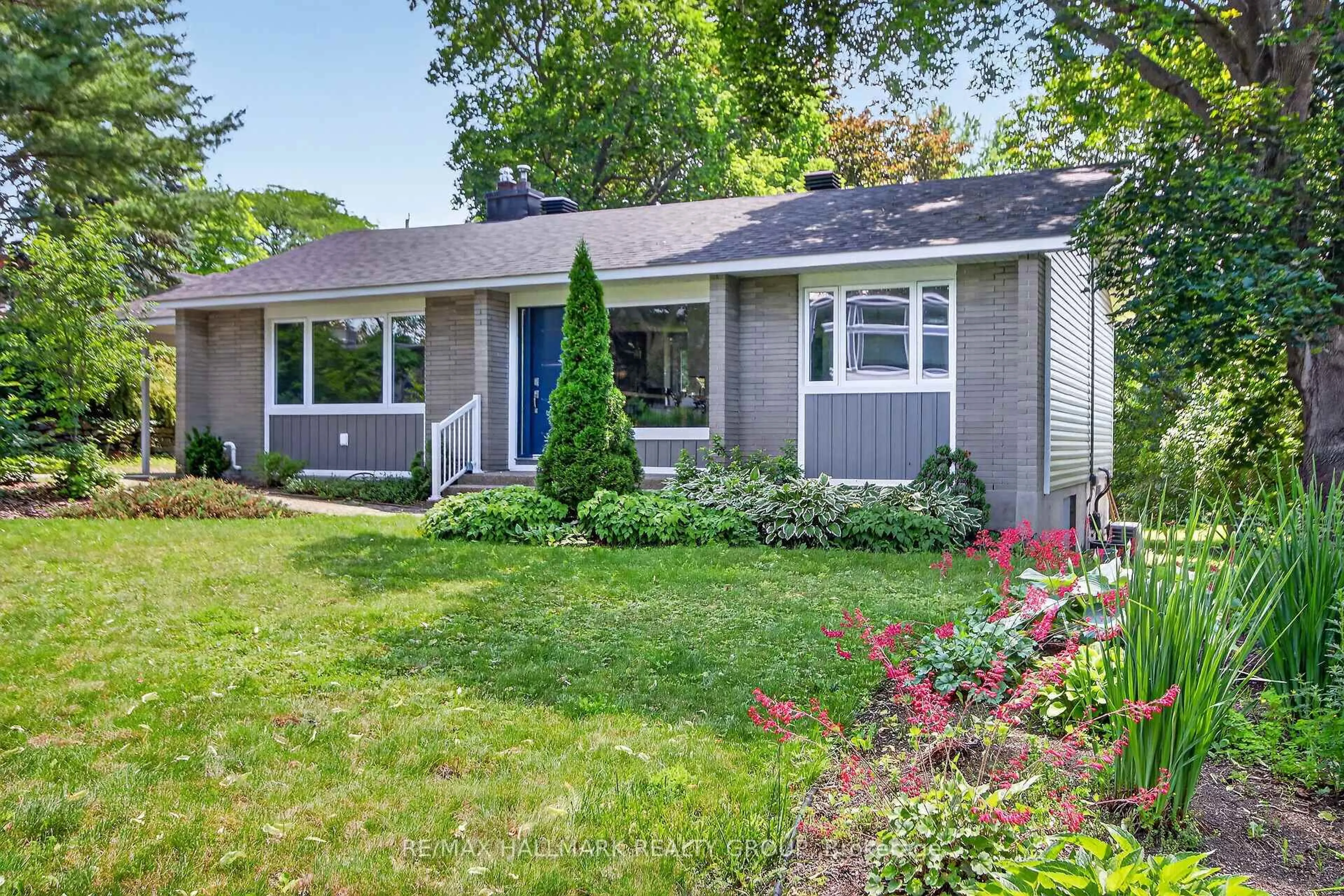 Home with vinyl exterior material, street for 1054 Chelsea Dr, Ottawa Ontario K1K 0M8