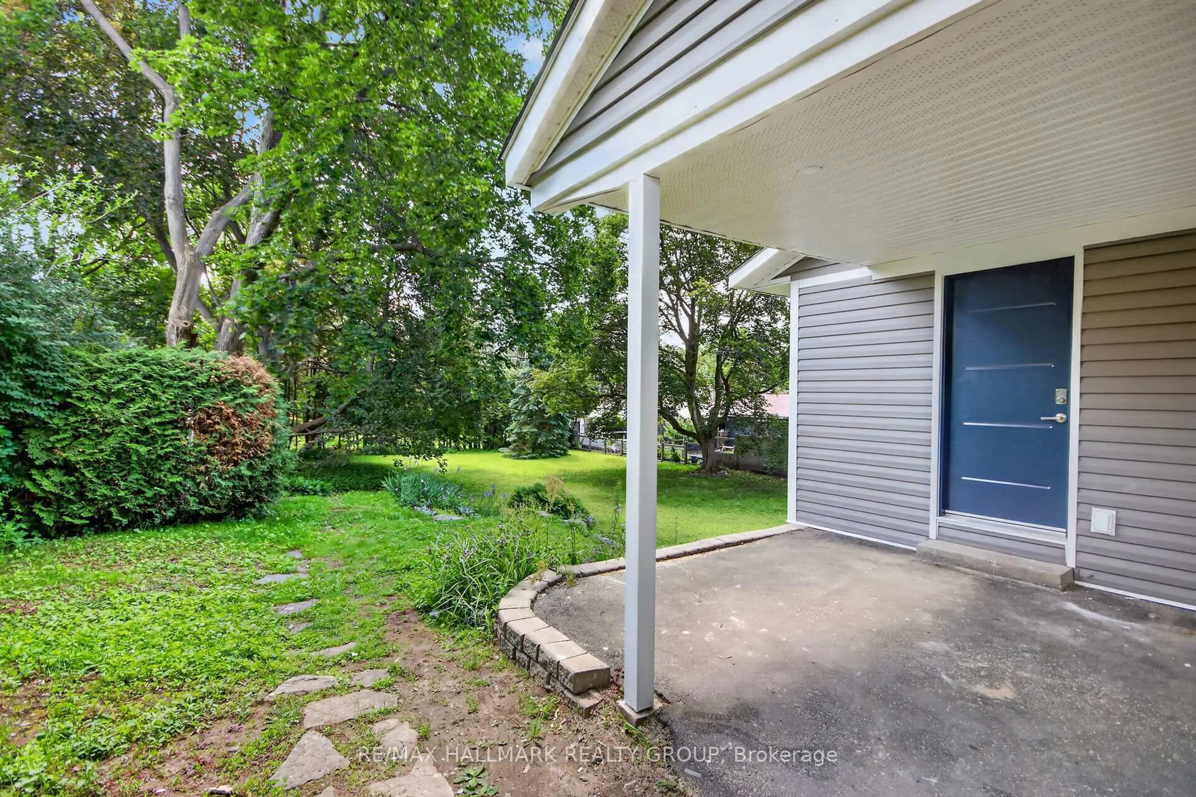 Patio, street for 1054 Chelsea Dr, Ottawa Ontario K1K 0M8