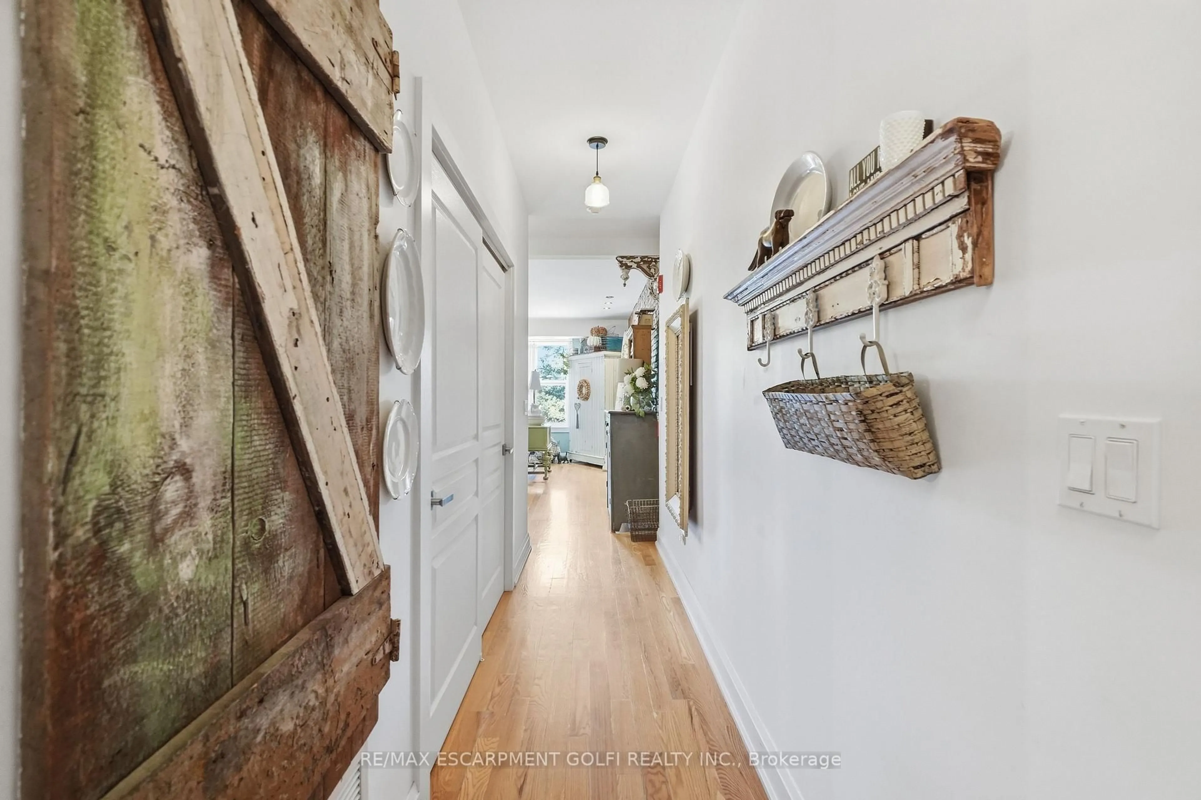Indoor entryway for 3710 Main St #201, Niagara Falls Ontario L2G 6B1