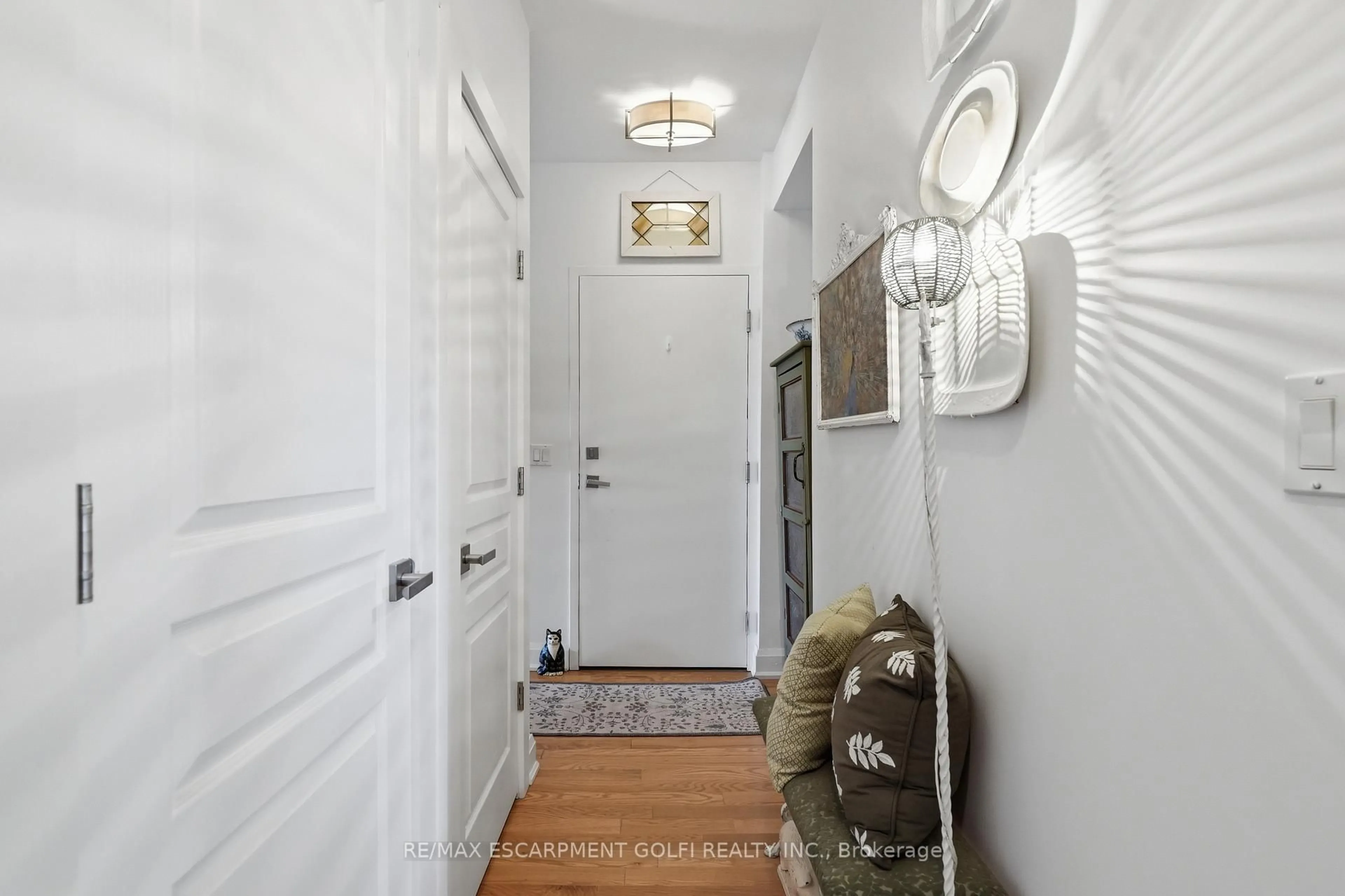 Indoor entryway for 3710 Main St #201, Niagara Falls Ontario L2G 6B1