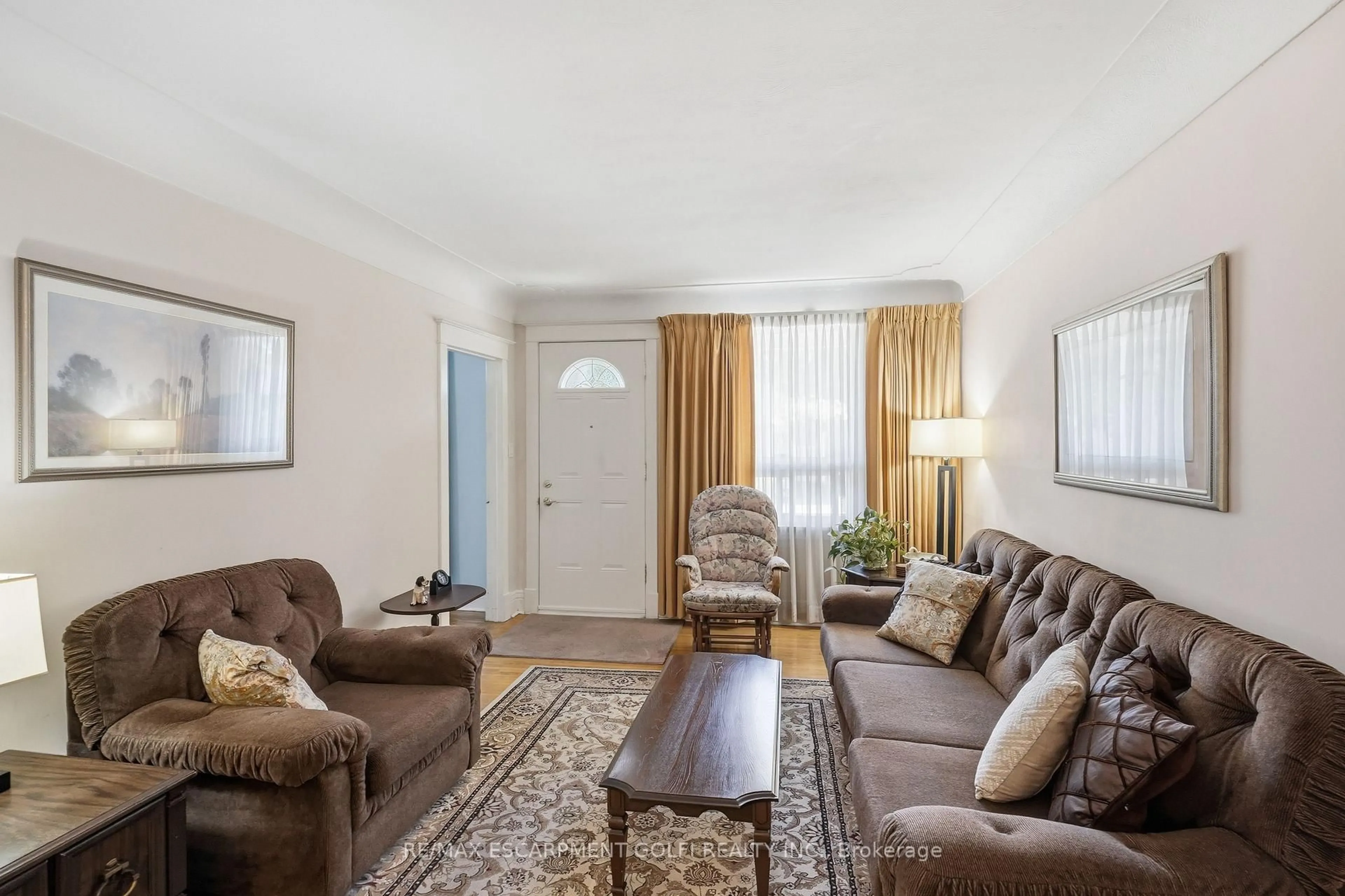Living room with furniture, unknown for 73 Tuxedo Ave, Hamilton Ontario L8H 4P6