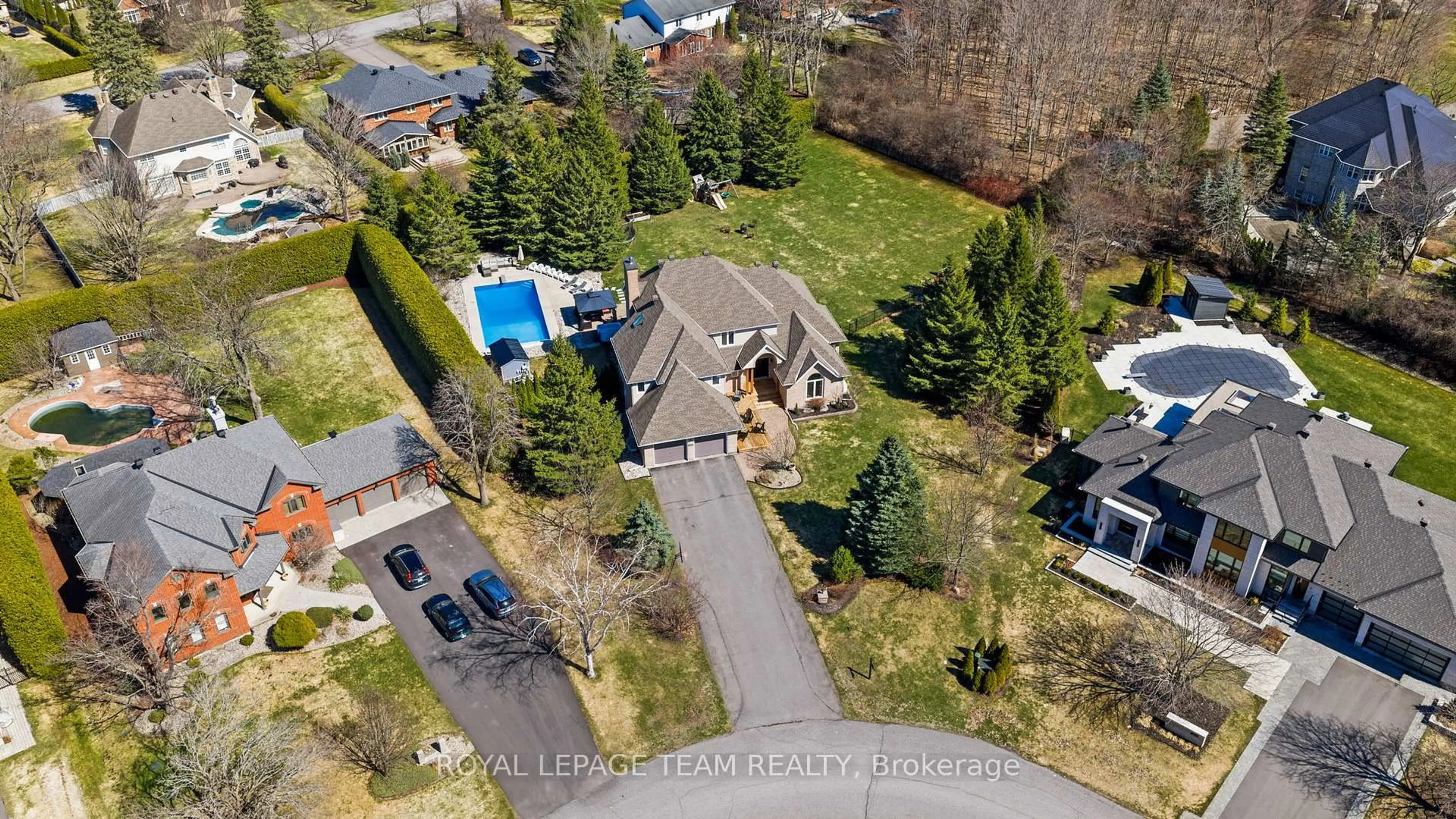 A pic from outside/outdoor area/front of a property/back of a property/a pic from drone, street for 1342 Revell Dr, Manotick Ontario K4M 1K8