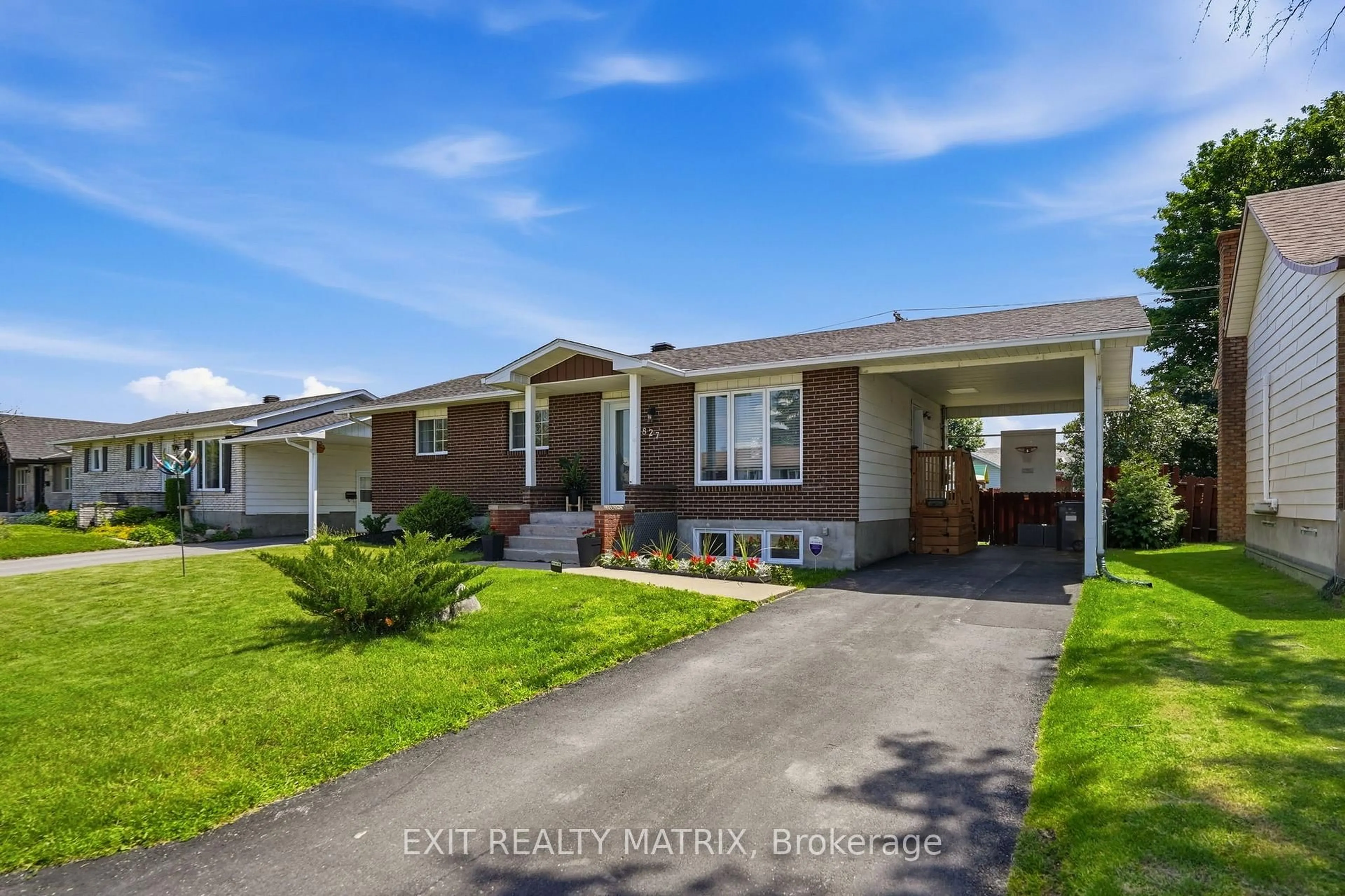 Home with vinyl exterior material, street for 827 Edmond St, Hawkesbury Ontario K6A 3C6