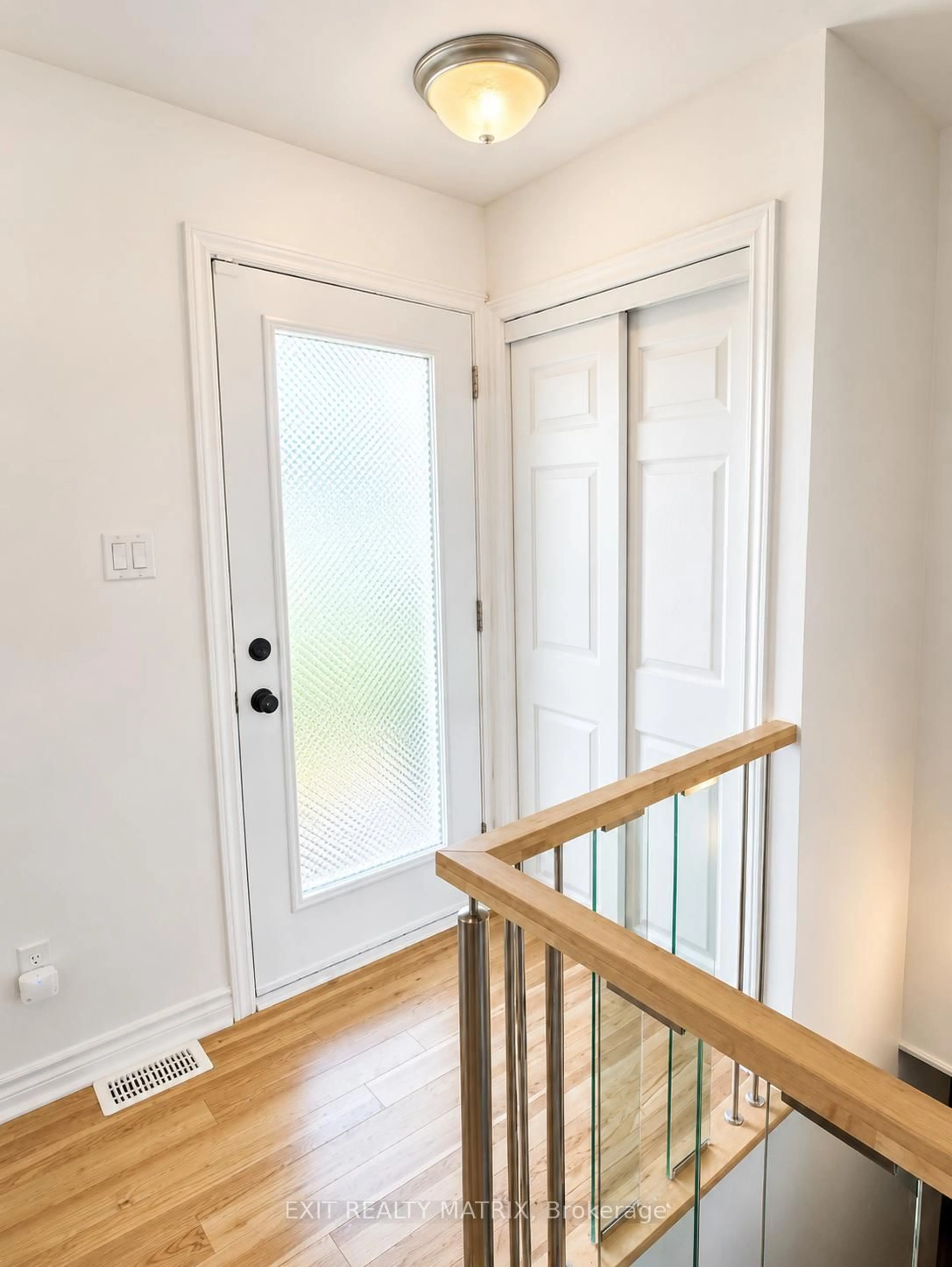 Indoor entryway for 827 Edmond St, Hawkesbury Ontario K6A 3C6
