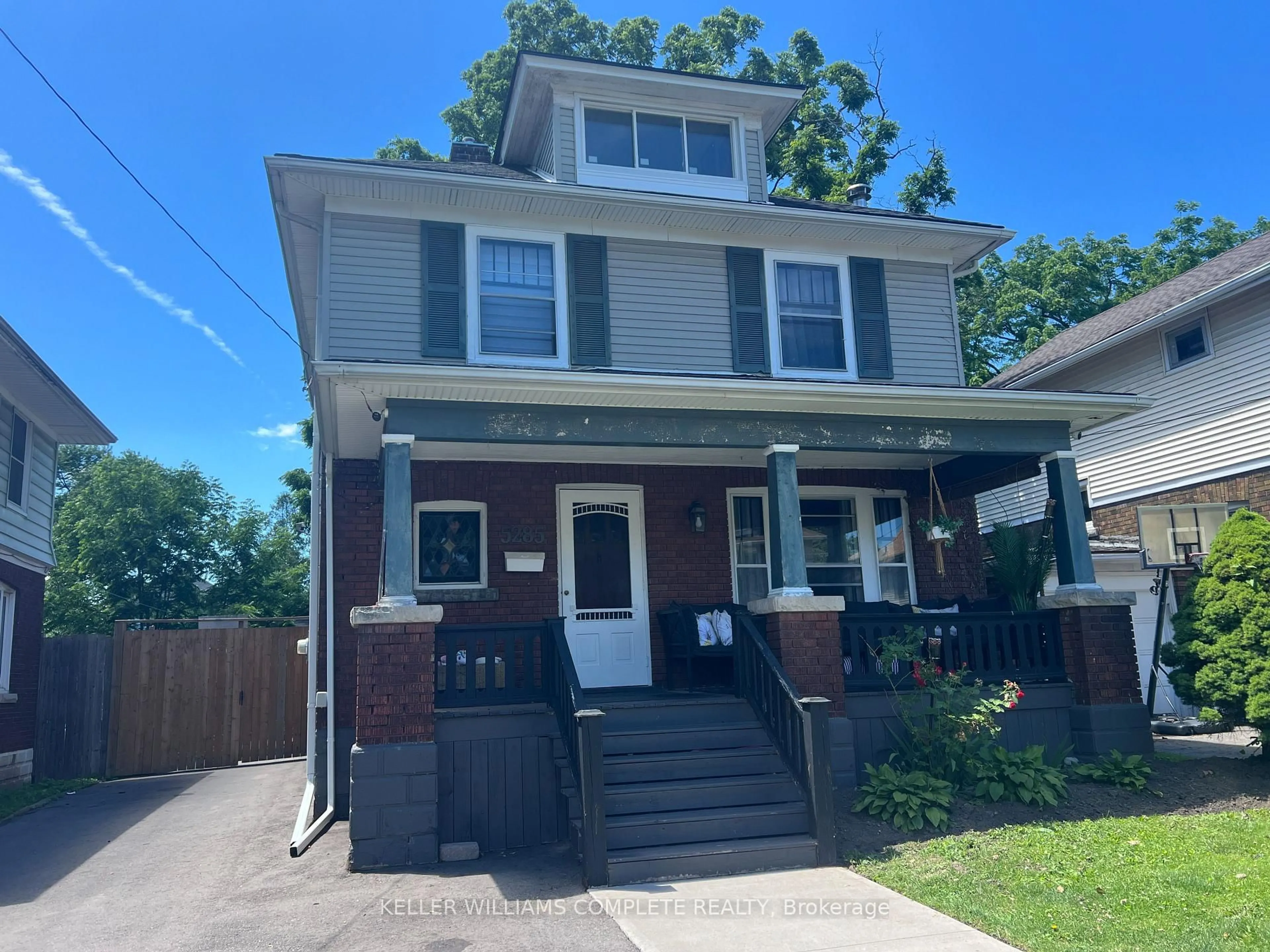Home with vinyl exterior material, street for 5285 STUART Ave, Niagara Falls Ontario L2E 4M9