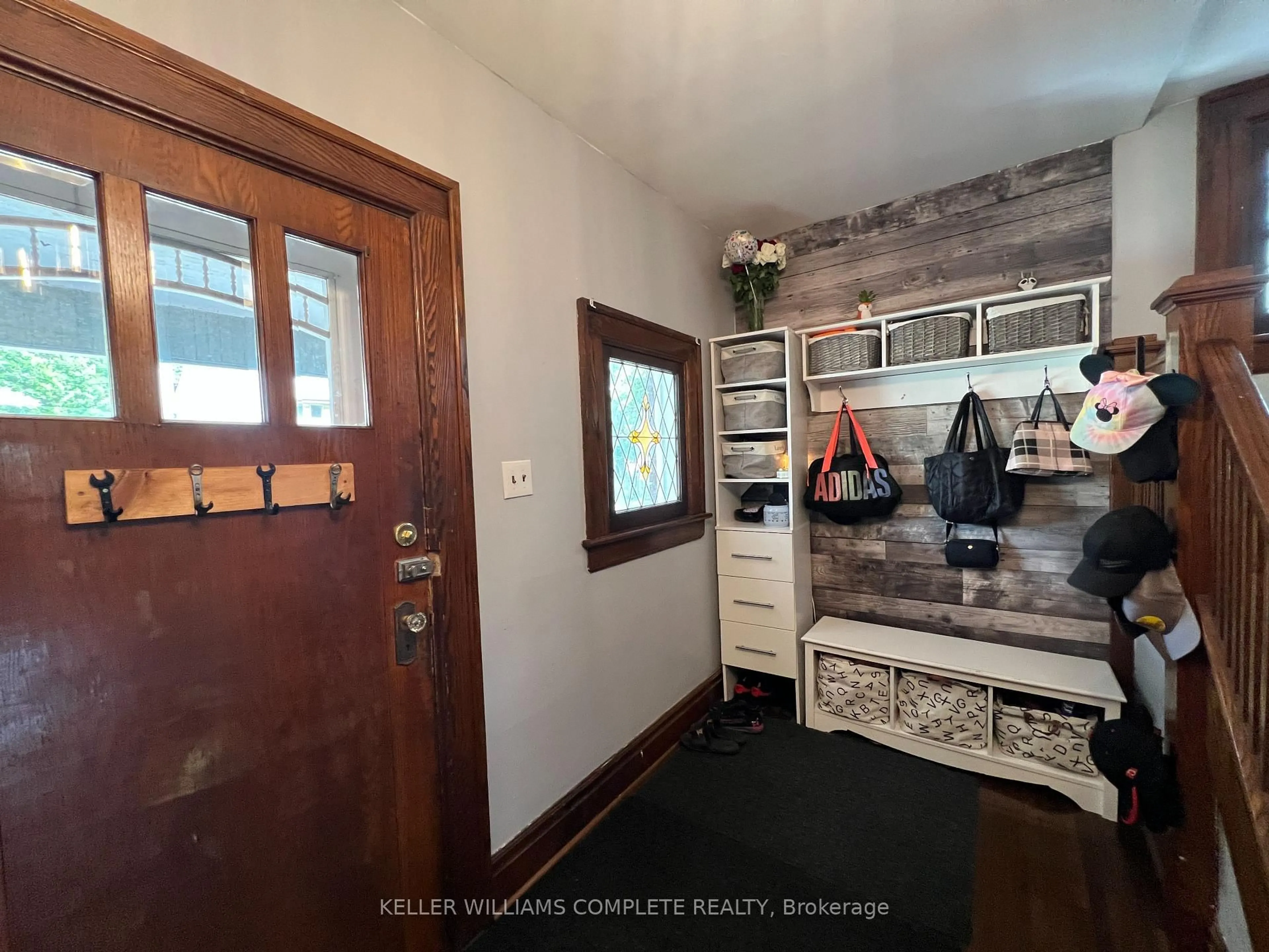 Indoor entryway for 5285 STUART Ave, Niagara Falls Ontario L2E 4M9