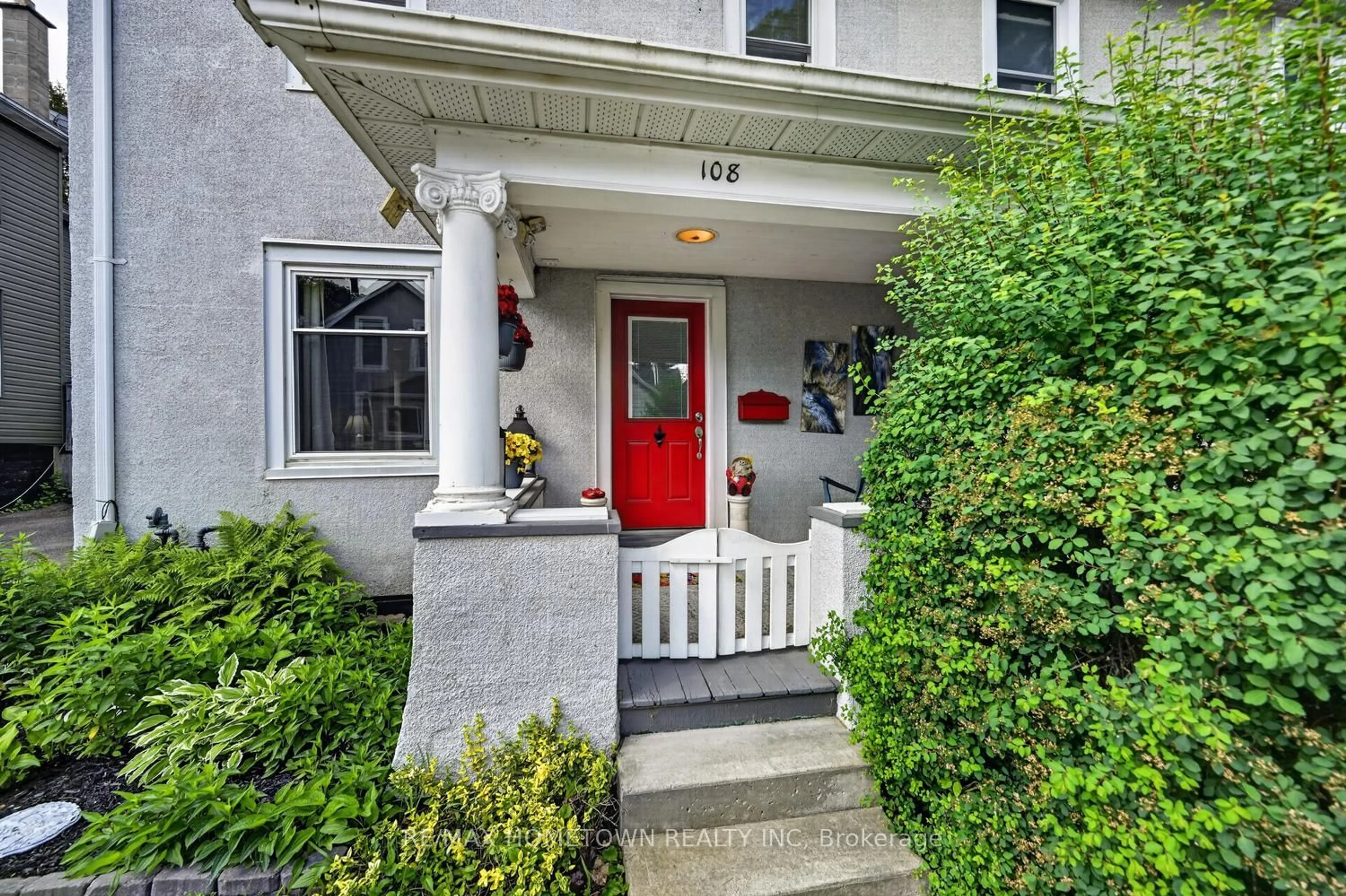 Indoor entryway for 108 Bethune St, Brockville Ontario K6V 2E4