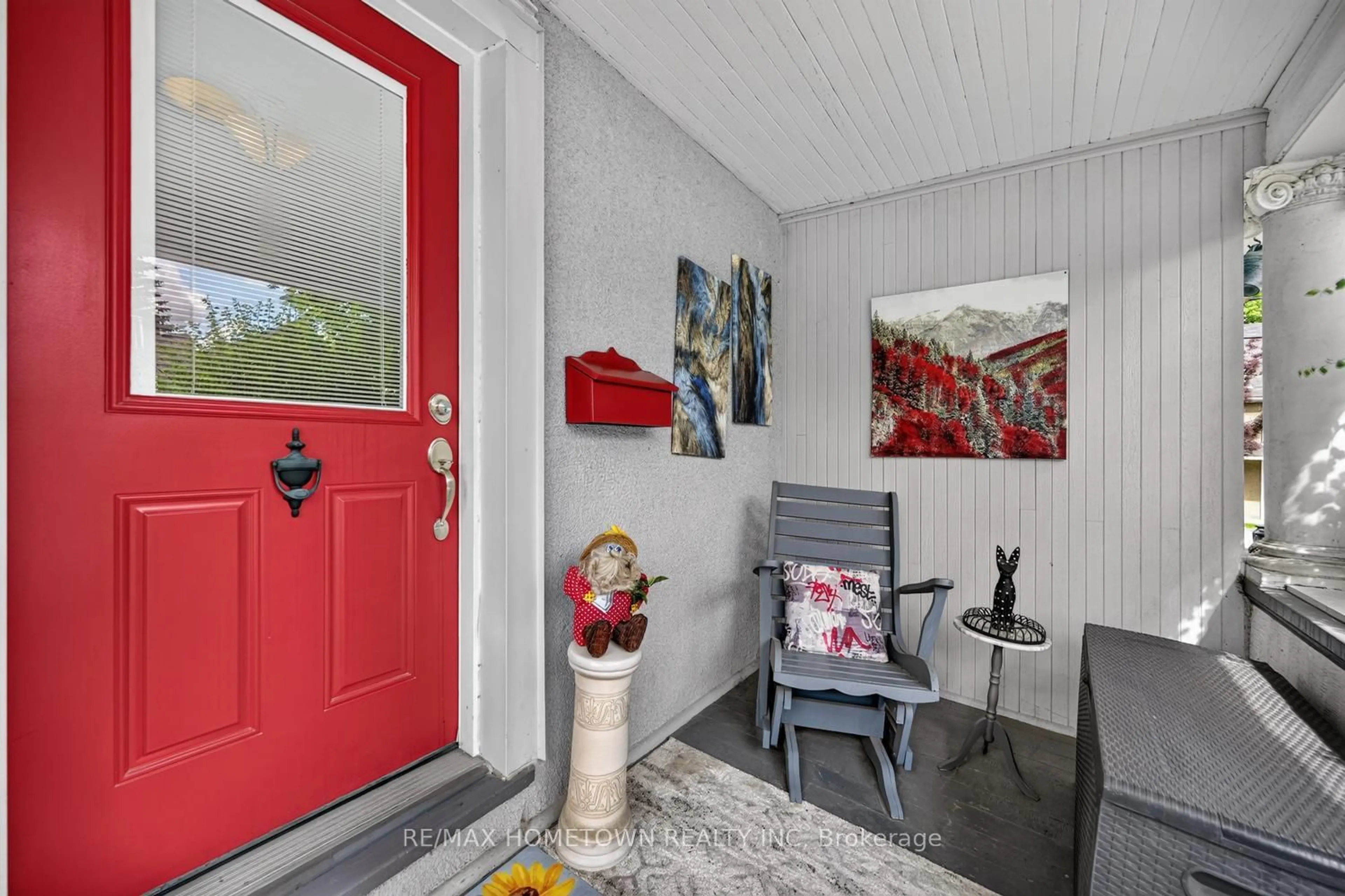 Indoor entryway for 108 Bethune St, Brockville Ontario K6V 2E4