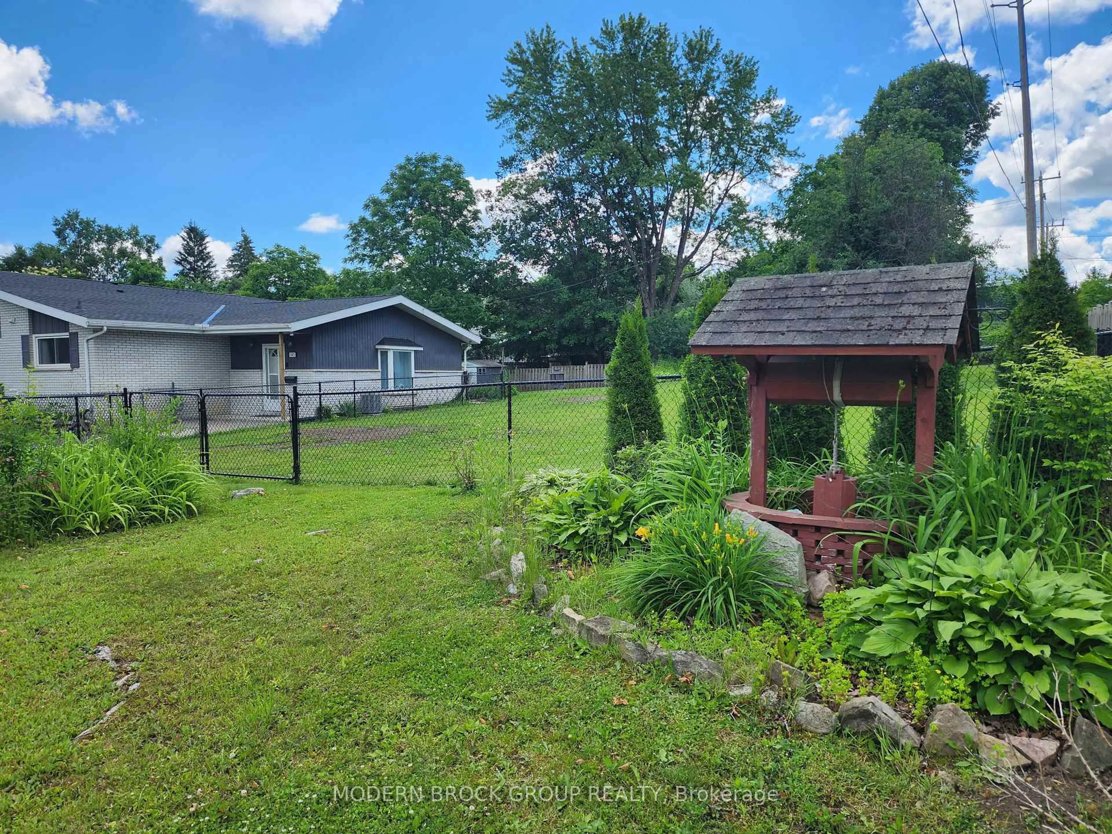 A pic from outside/outdoor area/front of a property/back of a property/a pic from drone, water/lake/river/ocean view for 345 Pearl St, Brockville Ontario K6V 4E4