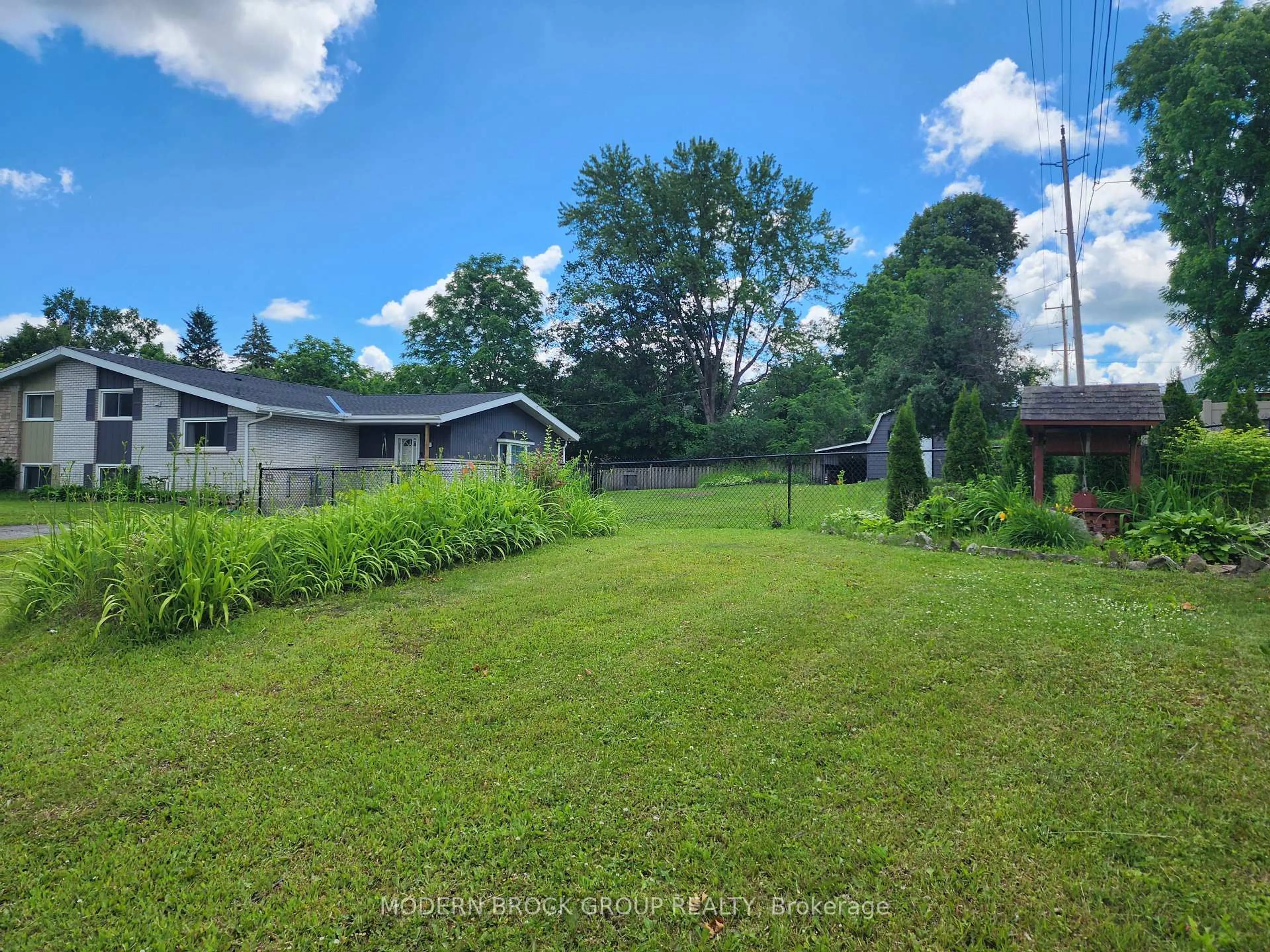 A pic from outside/outdoor area/front of a property/back of a property/a pic from drone, forest/trees view for 345 Pearl St, Brockville Ontario K6V 4E4